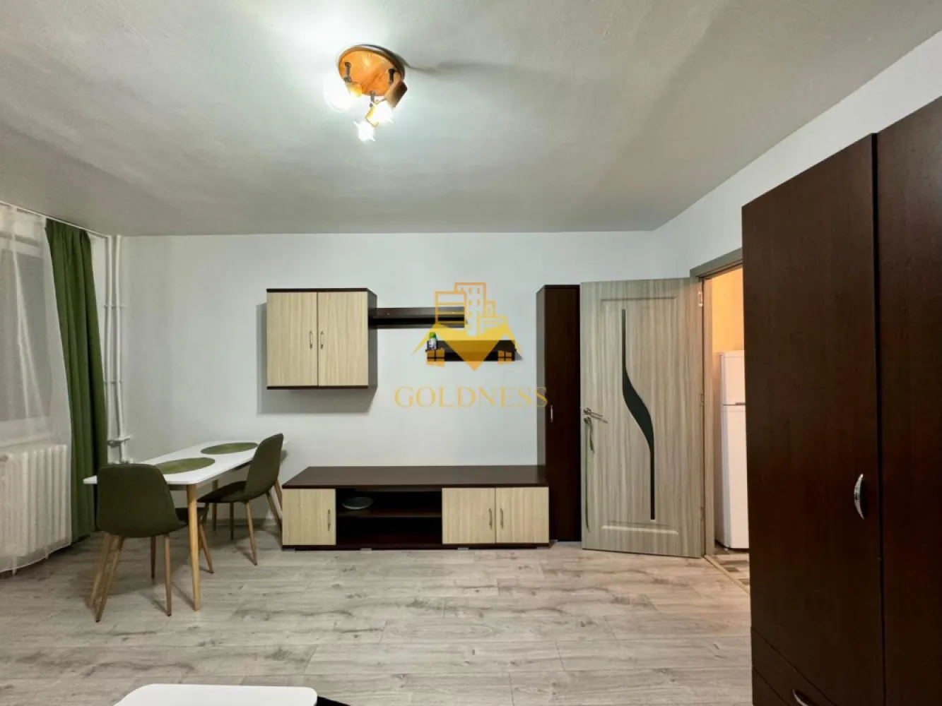 Garsoniera/ STUDIO, Manastur, Profi, Zona La Terenuri/Bucium, Parang - GOLDNESS Imobiliare vă propune spre închiriere o garsonieră complet mobilat și utilat, la etajul 7 într-un imobil de 10 etaje, în Cartierul Mănăștur . Se gasesc locuri de parcare pe strazile din vecinatatile blocului. Se află în apropierea stațiilor de transport în comun, magazine, restaurante, spații verzi, farmacii, etc. Apartamentul este compartimentat astfel: - o cameră cu canapea extensibilă, dressing, fotoliu, măsuță de cafea - bucatarie complet utilată, loc de servit masa - baie cu cadă , calorifer și dulap pentru depozitare. - balcon 3 mp. Imobilul este dotat cu toate cele necesare- termoficare, mașină de spălat haine, frigider, aragaz, etc. Dacă sunteți interesați de acest apartament și doriți să îl vizionați, dar și pentru alte oferte nu ezitați să ne contactați telefonic sau prin e-mail. Vă stăm la dispoziție! Pentru intermediere se percepe un comision de 50% din prețul chiriei! }}