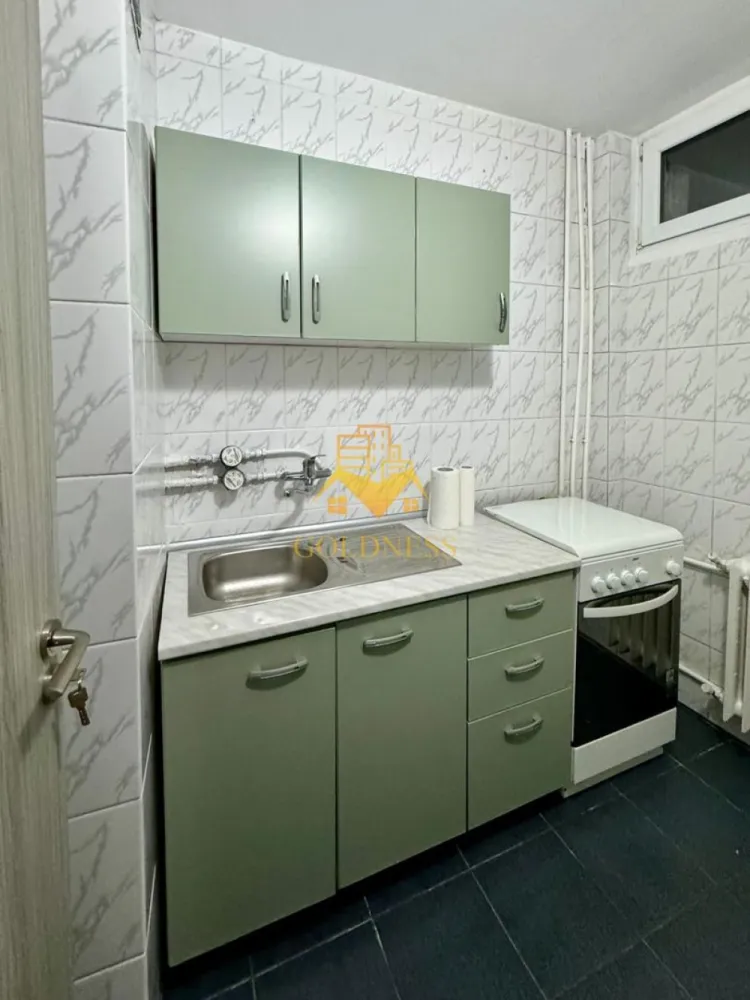 Garsoniera/ STUDIO, Manastur, Profi, Zona La Terenuri/Bucium, Parang - GOLDNESS Imobiliare vă propune spre închiriere o garsonieră complet mobilat și utilat, la etajul 7 într-un imobil de 10 etaje, în Cartierul Mănăștur . Se gasesc locuri de parcare pe strazile din vecinatatile blocului. Se află în apropierea stațiilor de transport în comun, magazine, restaurante, spații verzi, farmacii, etc. Apartamentul este compartimentat astfel: - o cameră cu canapea extensibilă, dressing, fotoliu, măsuță de cafea - bucatarie complet utilată, loc de servit masa - baie cu cadă , calorifer și dulap pentru depozitare. - balcon 3 mp. Imobilul este dotat cu toate cele necesare- termoficare, mașină de spălat haine, frigider, aragaz, etc. Dacă sunteți interesați de acest apartament și doriți să îl vizionați, dar și pentru alte oferte nu ezitați să ne contactați telefonic sau prin e-mail. Vă stăm la dispoziție! Pentru intermediere se percepe un comision de 50% din prețul chiriei! }}