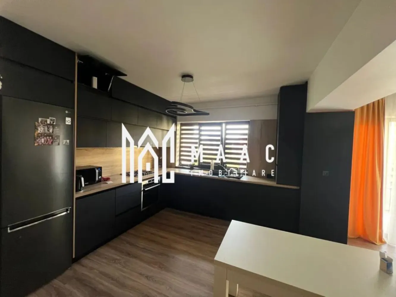 Apartament Decomandat 116 mp | Parcare Subterană |- Mihai Viteazu - MAAC Imobiliare vă propune spre închiriere un apartament spațios, decomandat, cu o suprafață utilă de 116 m², situat în zona Mihai Viteazu din Sibiu, într-un imobil modern, construit după anul 2000. Localizat la etajul 3 al unui bloc prevăzut cu lift, apartamentul impresionează prin compartimentare și confort. Acesta este format din 2 dormitoare luminoase, living generos, bucătărie complet utilată, 2 băi, dressing și 2 terase, ideale pentru momente de relaxare. Locuința se oferă complet mobilată și utilată, beneficiind de o izolație termică foarte buna. Un atu important îl reprezintă locul de parcare subteran. Apartamentul este ideal pentru o familie sau pentru cei care își doresc un spațiu generos într-o zonă bine conectată la puncte de interes precum magazine, transport public, școli și centre comerciale. Pentru mai multe detalii precizati telefonic ca ati vazut anuntul cu ID:CP2834046 }}