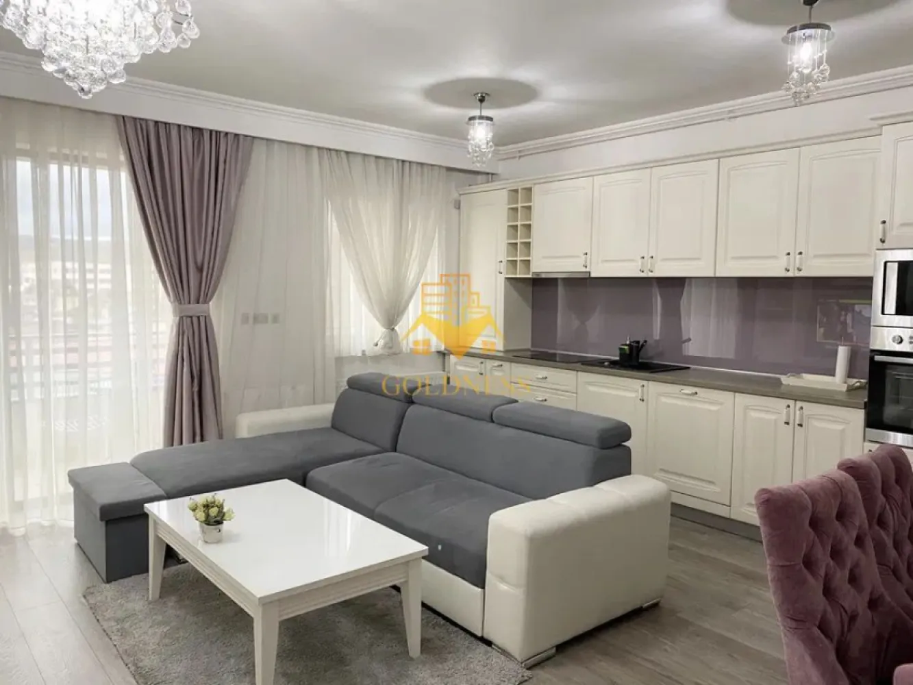 2 camere, modern, bloc nou, parcare, Marasti, Fabricii, zona Kaufland - GOLDNESS Imobiliare vă propune spre închiriere un apartament cu 2 camere open space, complet mobilat și utilat, la etajul 3 într-un imobil de 4 etaje, în Cartierul Marasti. Dispune de loc de parcare subteran contra cost, 50 euro! Se află în apropierea stațiilor de transport în comun, magazine, restaurante, spații verzi, farmacii, etc. Apartamentul este compartimentat astfel: - dormitor cu pat matrimonial, dressing, noptiere - living cu bucatarie open space complet utilată și mobilată, canapea extensibilă, loc de servit masa, dressing - baie cu cada, calorifer port prosop și dulap pentru depozitare. - terasa de 10 mp. Imobilul este dotat cu toate cele necesare- centrală proprie, frigider, aragaz, hotă, mașină de spălat haine si vase, etc. Dacă sunteți interesați de acest apartament și doriți să îl vizionați, dar și pentru alte oferte nu ezitați să ne contactați telefonic sau prin e-mail. Vă stăm la dispoziție! Pentru intermediere se percepe un comision de 50% din prețul chiriei! }}