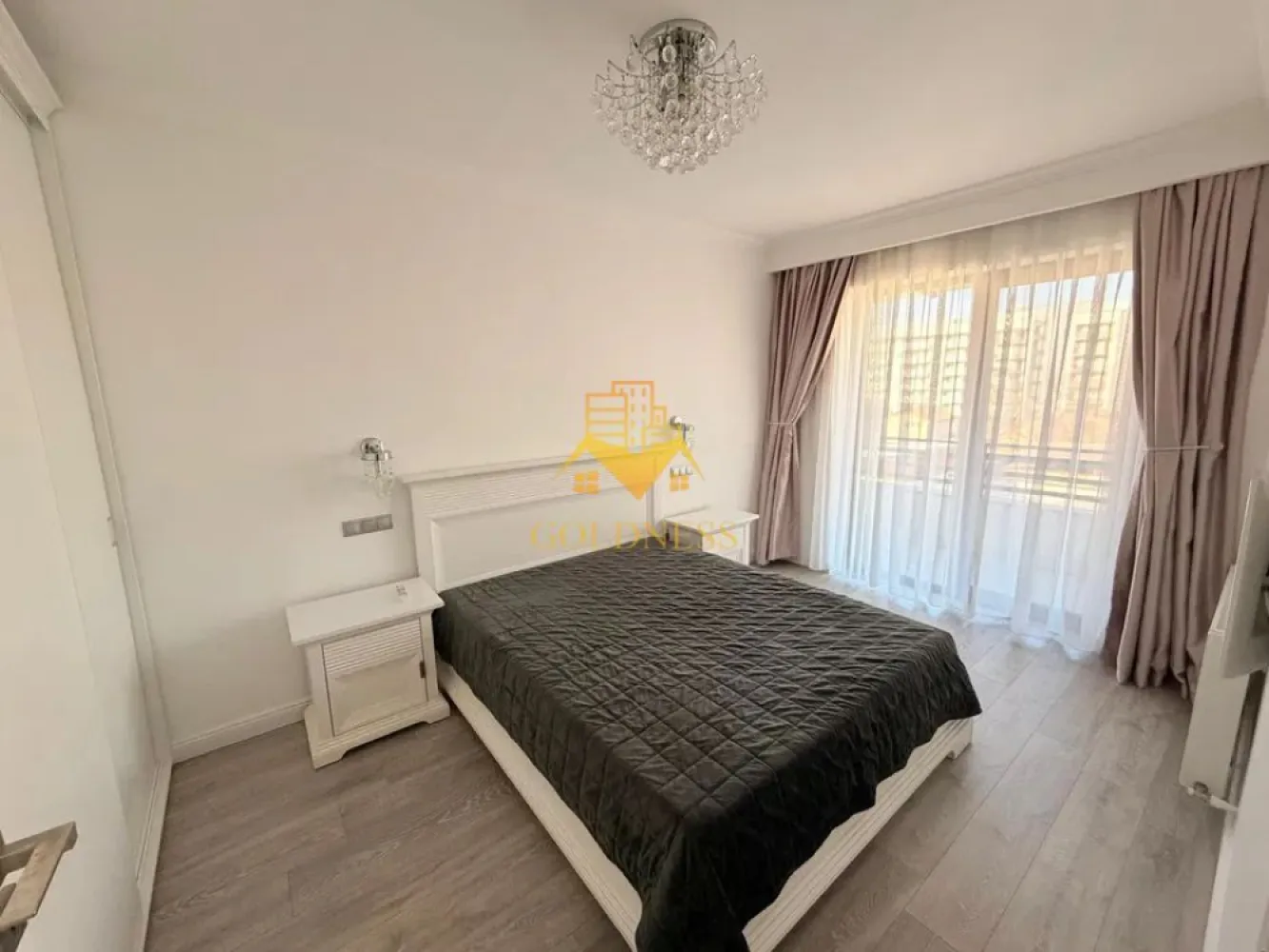 2 camere, modern, bloc nou, parcare, Marasti, Fabricii, zona Kaufland - GOLDNESS Imobiliare vă propune spre închiriere un apartament cu 2 camere open space, complet mobilat și utilat, la etajul 3 într-un imobil de 4 etaje, în Cartierul Marasti. Dispune de loc de parcare subteran contra cost, 50 euro! Se află în apropierea stațiilor de transport în comun, magazine, restaurante, spații verzi, farmacii, etc. Apartamentul este compartimentat astfel: - dormitor cu pat matrimonial, dressing, noptiere - living cu bucatarie open space complet utilată și mobilată, canapea extensibilă, loc de servit masa, dressing - baie cu cada, calorifer port prosop și dulap pentru depozitare. - terasa de 10 mp. Imobilul este dotat cu toate cele necesare- centrală proprie, frigider, aragaz, hotă, mașină de spălat haine si vase, etc. Dacă sunteți interesați de acest apartament și doriți să îl vizionați, dar și pentru alte oferte nu ezitați să ne contactați telefonic sau prin e-mail. Vă stăm la dispoziție! Pentru intermediere se percepe un comision de 50% din prețul chiriei! }}