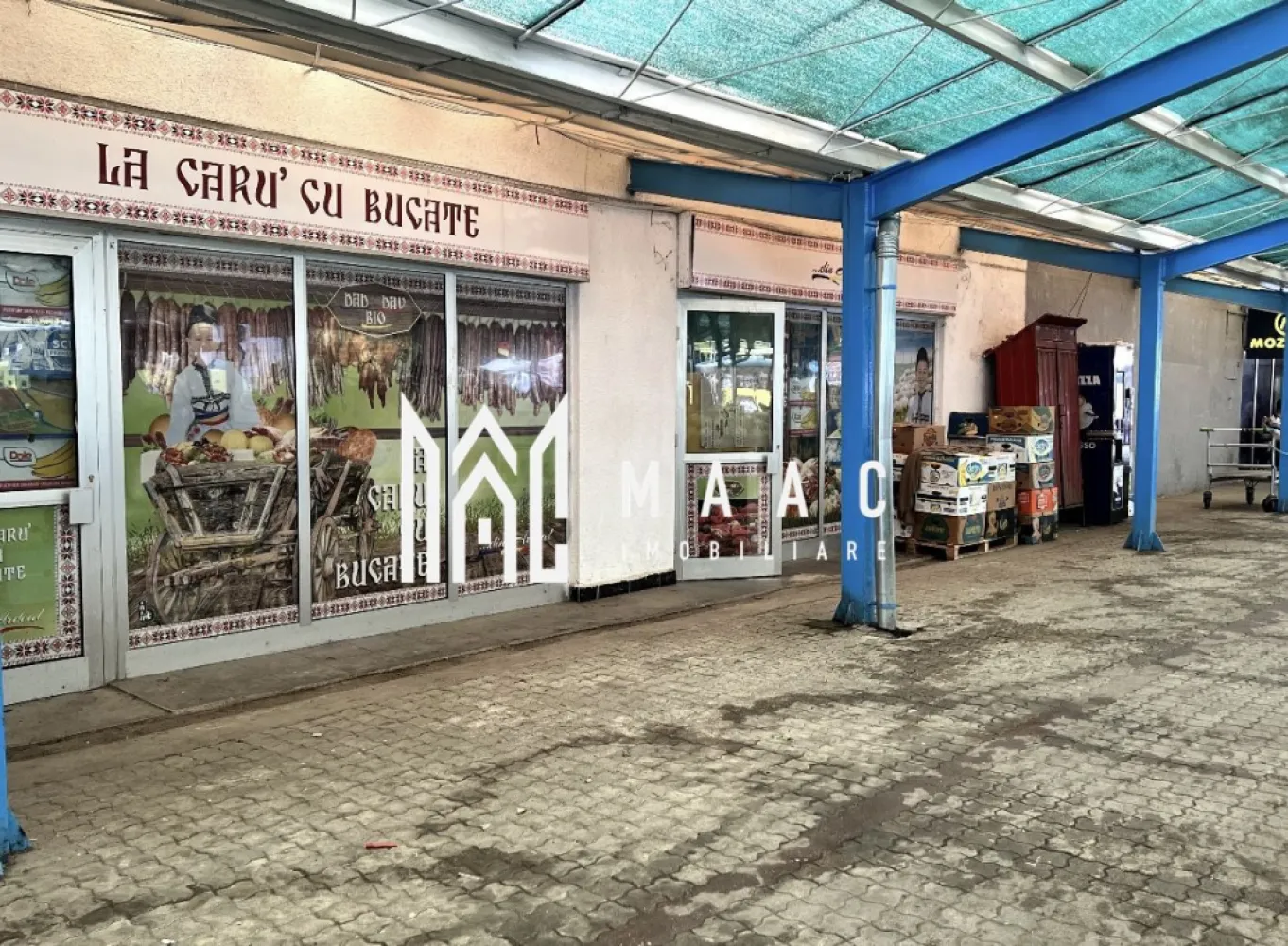 Spațiu Comercial | 70 MP | Zona Piața Rahovei - MAAC Imobiliare vă propune spre închiriere un spațiu comercial amplasat într-o zonă cu trafic intens, ideal pentru activități comerciale sau servicii. Proprietatea este situată la intersecția dintre Bulevardul Mihai Viteazu și Strada Rahovei, în cartierul Hipodrom, una dintre cele mai dinamice zone comerciale ale orașului. Poziționarea în incinta pieței asigură vizibilitate excelentă, trafic pietonal constant și acces facil pentru clienți. Detalii spațiu: Suprafață construită: 87,5 mp Suprafață utilă: 70 mp Vitrine mari, cu expunere foarte bună Acces direct din incinta pieței Grup sanitar propriu Dotări și utilități: Centrală termică proprie Încălzire centrală Curent, apă, canalizare Toate utilitățile disponibile Beneficii suplimentare: Zonă cu trafic comercial intens Vizibilitate ridicată Posibilitate aprovizionare prin partea din spate a spațiului Parcare aferentă Pieței Rahovei pentru aprovizionare Acest spațiu reprezintă o oportunitate excelentă pentru magazin, showroom, servicii sau alte activități comerciale care necesită expunere și acces facil. Pentru mai multe detalii sau pentru programarea unei vizionări, vă rugăm să contactați echipa MAAC Imobiliare, specificând ID: CP2969482 }}