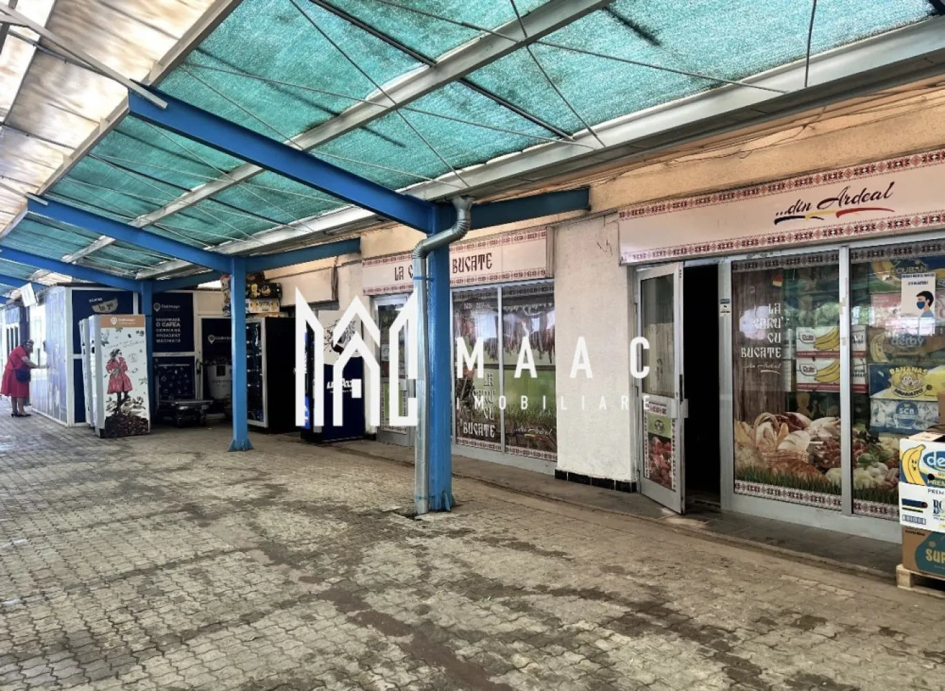 Spațiu Comercial | 70 MP | Zona Piața Rahovei - MAAC Imobiliare vă propune spre închiriere un spațiu comercial amplasat într-o zonă cu trafic intens, ideal pentru activități comerciale sau servicii. Proprietatea este situată la intersecția dintre Bulevardul Mihai Viteazu și Strada Rahovei, în cartierul Hipodrom, una dintre cele mai dinamice zone comerciale ale orașului. Poziționarea în incinta pieței asigură vizibilitate excelentă, trafic pietonal constant și acces facil pentru clienți. Detalii spațiu: Suprafață construită: 87,5 mp Suprafață utilă: 70 mp Vitrine mari, cu expunere foarte bună Acces direct din incinta pieței Grup sanitar propriu Dotări și utilități: Centrală termică proprie Încălzire centrală Curent, apă, canalizare Toate utilitățile disponibile Beneficii suplimentare: Zonă cu trafic comercial intens Vizibilitate ridicată Posibilitate aprovizionare prin partea din spate a spațiului Parcare aferentă Pieței Rahovei pentru aprovizionare Acest spațiu reprezintă o oportunitate excelentă pentru magazin, showroom, servicii sau alte activități comerciale care necesită expunere și acces facil. Pentru mai multe detalii sau pentru programarea unei vizionări, vă rugăm să contactați echipa MAAC Imobiliare, specificând ID: CP2969482 }}