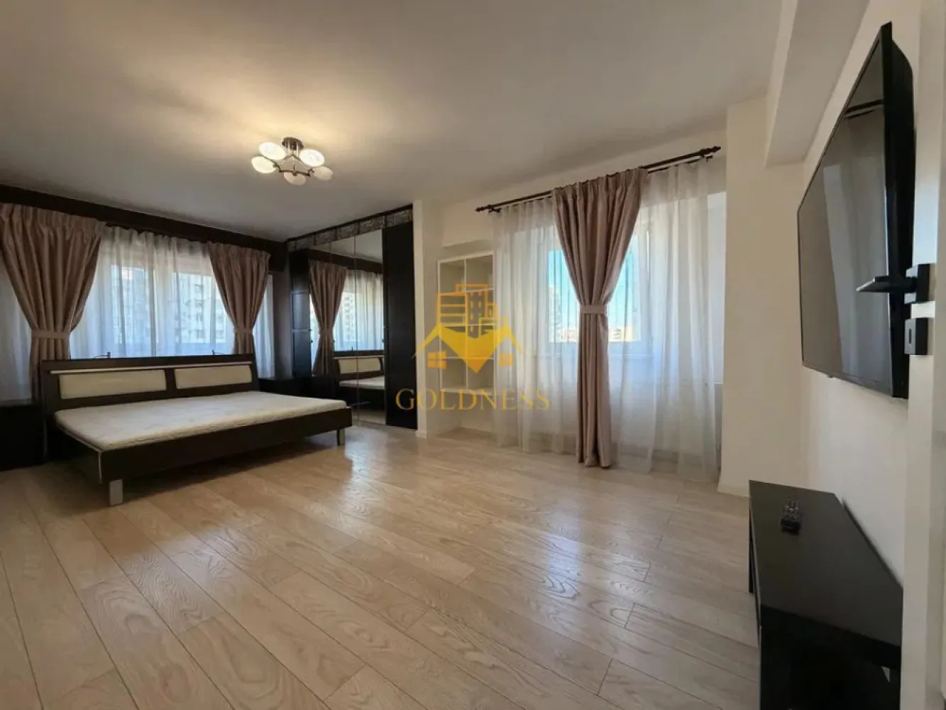 2 Camere decomandate, Marasti. Parcare,Central,FSEGA,Iulius Mall, OMV - GOLDNESS Imobiliare vă propune spre închiriere un apartament cu 2 camere complet mobilat și utilat, la etajul 1 într-un imobil de 8 etaje, în Cartierul Marasti. Dispune de loc de parcare! Se află în apropierea stațiilor de transport în comun, magazine, restaurante, spații verzi, farmacii, etc. Apartamentul este compartimentat astfel: - dormitor cu pat matrimonial, dressing, noptiere, TV - dormitor cu canapea extensibilă, dressing, TV - bucatarie complet utilată și mobilată, loc de servit masa - baie cu cada, calorifer port prosop și dulap pentru depozitare. -balcon 5 mp. Imobilul este dotat cu toate cele necesare- centrală imobil, frigider, aragaz, hotă, mașină de spălat haine, masina de spalat vase, etc. Dacă sunteți interesați de acest apartament și doriți să îl vizionați, dar și pentru alte oferte nu ezitați să ne contactați telefonic sau prin e-mail. Vă stăm la dispoziție! Pentru intermediere se percepe un comision de 50% din prețul chiriei! }}