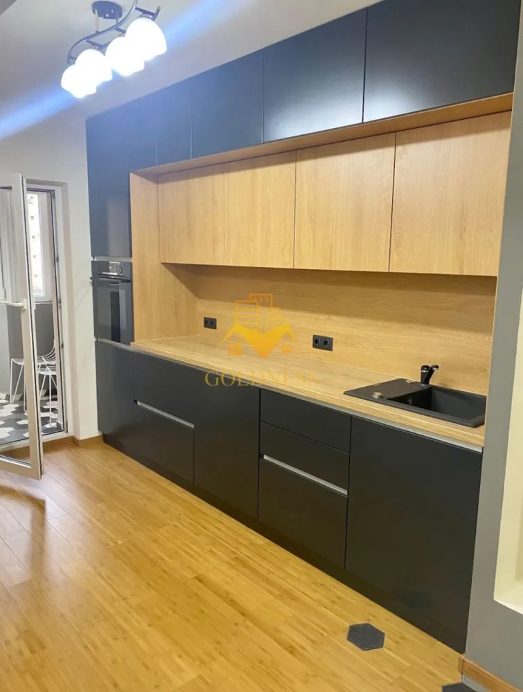 2 Camere decomandate, Marasti. Parcare,Central,FSEGA,Iulius Mall, OMV - GOLDNESS Imobiliare vă propune spre închiriere un apartament cu 2 camere complet mobilat și utilat, la etajul 1 într-un imobil de 8 etaje, în Cartierul Marasti. Dispune de loc de parcare! Se află în apropierea stațiilor de transport în comun, magazine, restaurante, spații verzi, farmacii, etc. Apartamentul este compartimentat astfel: - dormitor cu pat matrimonial, dressing, noptiere, TV - dormitor cu canapea extensibilă, dressing, TV - bucatarie complet utilată și mobilată, loc de servit masa - baie cu cada, calorifer port prosop și dulap pentru depozitare. -balcon 5 mp. Imobilul este dotat cu toate cele necesare- centrală imobil, frigider, aragaz, hotă, mașină de spălat haine, masina de spalat vase, etc. Dacă sunteți interesați de acest apartament și doriți să îl vizionați, dar și pentru alte oferte nu ezitați să ne contactați telefonic sau prin e-mail. Vă stăm la dispoziție! Pentru intermediere se percepe un comision de 50% din prețul chiriei! }}