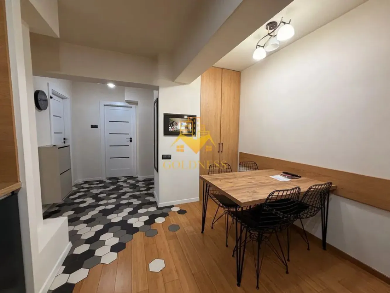 2 Camere decomandate, Marasti. Parcare,Central,FSEGA,Iulius Mall, OMV - GOLDNESS Imobiliare vă propune spre închiriere un apartament cu 2 camere complet mobilat și utilat, la etajul 1 într-un imobil de 8 etaje, în Cartierul Marasti. Dispune de loc de parcare! Se află în apropierea stațiilor de transport în comun, magazine, restaurante, spații verzi, farmacii, etc. Apartamentul este compartimentat astfel: - dormitor cu pat matrimonial, dressing, noptiere, TV - dormitor cu canapea extensibilă, dressing, TV - bucatarie complet utilată și mobilată, loc de servit masa - baie cu cada, calorifer port prosop și dulap pentru depozitare. -balcon 5 mp. Imobilul este dotat cu toate cele necesare- centrală imobil, frigider, aragaz, hotă, mașină de spălat haine, masina de spalat vase, etc. Dacă sunteți interesați de acest apartament și doriți să îl vizionați, dar și pentru alte oferte nu ezitați să ne contactați telefonic sau prin e-mail. Vă stăm la dispoziție! Pentru intermediere se percepe un comision de 50% din prețul chiriei! }}