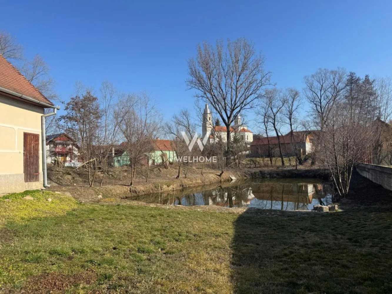 Casa individuala cu lac in curte, Sacel, Sibiu - Va oferim spre vanzare o proprietate deosebita, situata la 15minute distanta de orasul Sibiu, in satul Sacel. Casa este individuala, momentan nu este locuita , au fost refacute acoperisul si pivnita. Lacul este cel in care s a investit cel mai mult, fiind consolidat integral. Terenul este de 1200 mp in zona lacului, si inca 250mp casa si gradina. Proprietatea are doua intrari. Nu este renovata la interior. Are curent, gazul si canalizare fiind la poarta. Casa are si fantana. Pret: 120000 euro, usor negociabil O casa superba, cu un potential foarte mare de a fi transformata in locuinta sau casa de vacanta. Strazi asfaltate si iluminate. Detalii si vizionari: 0752.088.381- Roxana }}