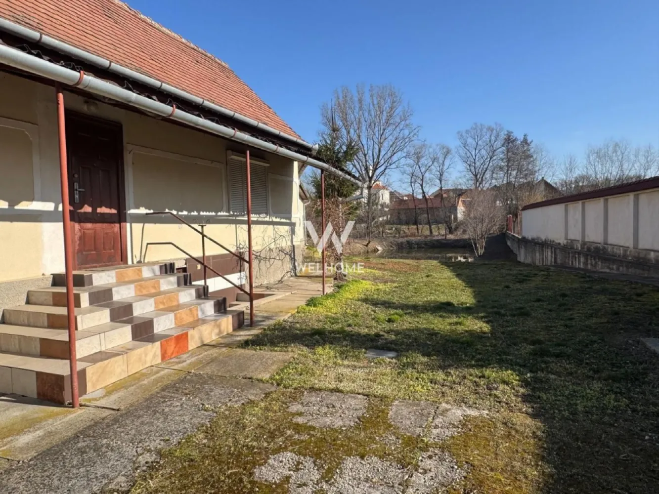 Casa individuala cu lac in curte, Sacel, Sibiu - Va oferim spre vanzare o proprietate deosebita, situata la 15minute distanta de orasul Sibiu, in satul Sacel. Casa este individuala, momentan nu este locuita , au fost refacute acoperisul si pivnita. Lacul este cel in care s a investit cel mai mult, fiind consolidat integral. Terenul este de 1200 mp in zona lacului, si inca 250mp casa si gradina. Proprietatea are doua intrari. Nu este renovata la interior. Are curent, gazul si canalizare fiind la poarta. Casa are si fantana. Pret: 120000 euro, usor negociabil O casa superba, cu un potential foarte mare de a fi transformata in locuinta sau casa de vacanta. Strazi asfaltate si iluminate. Detalii si vizionari: 0752.088.381- Roxana }}