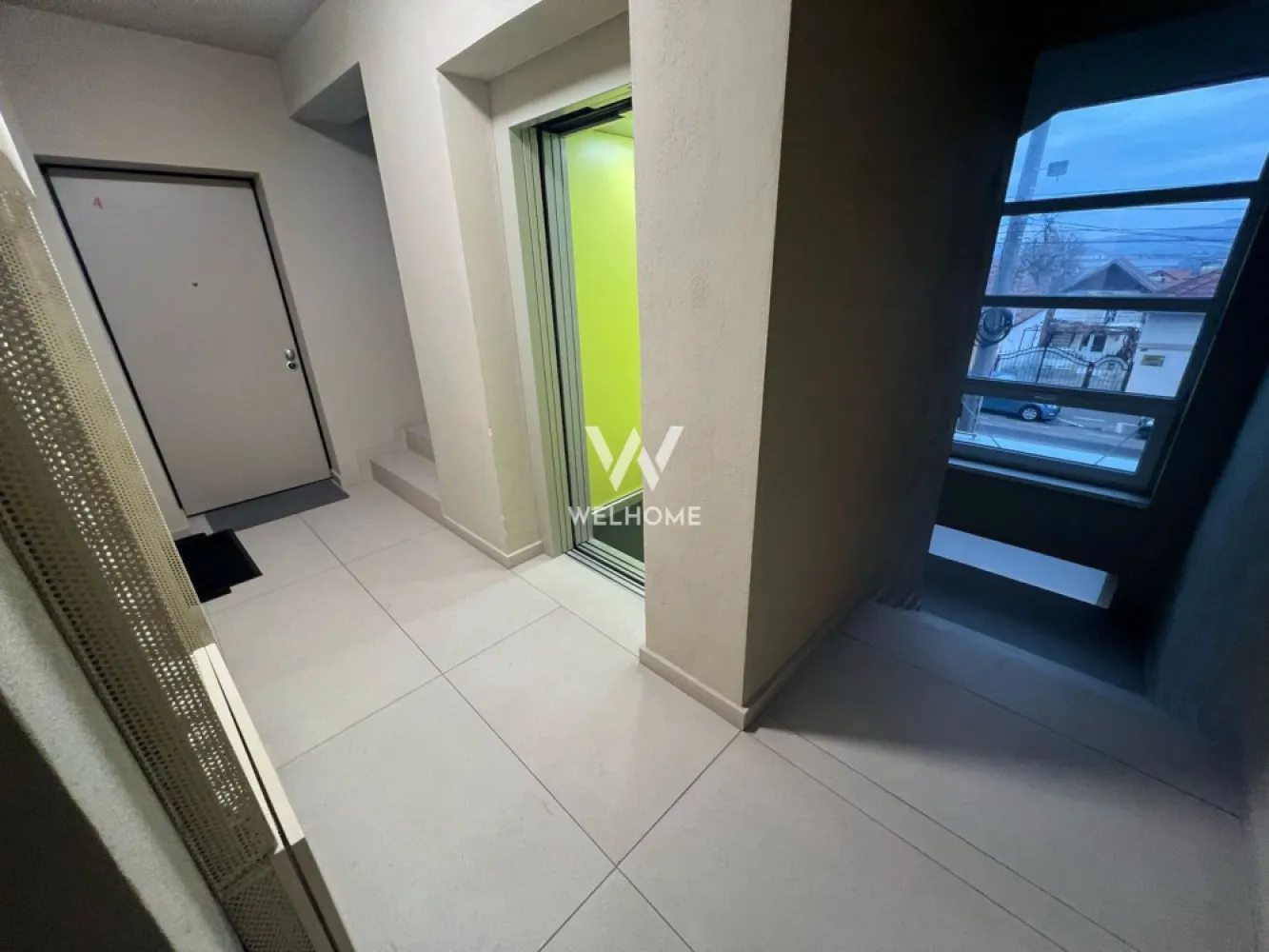 Apartament de 3 camere de închiriat, în bloc nou, zona Trei Stejari - Apartament deosebit de 3 camere, situat in zona Trei Stejari, bloc nou - DE INCHIRIAT
Zona premium, central, aproape de institutii publice, scoli, gradinite, etc.

- Etaj 1
- Orientare sudica
- Compartimentare: Hol, living, bucatarie, 2 dormitoare, 2 bai, terasa de 26 mp.
- Suprafata utila - 95 mp.
- Suprafata Balcon - 26 mp.
- 2 locuri de parcare subterane
- Lift din subsol
- Sistem audio living si bai
- Incalzire in pardoseala
- Finisaje moderne si de calitate superioara
- Izolatie exterioara cu vata minerala - confort termic sporit si costuri reduse
- Apartamentul ofera un confort deosebit

Se inchiriaza mobilat si utilat modern si calitativ, exact ca in poze.
Disponibil de la 1 septembrie.
Pret: 1000 euro/luna
Comision client: 50% din valoarea unei chirii lunare.