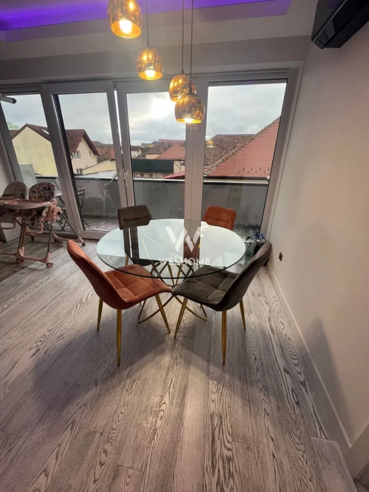 Apartament de 3 camere de închiriat, în bloc nou, zona Trei Stejari - Apartament deosebit de 3 camere, situat in zona Trei Stejari, bloc nou - DE INCHIRIAT
Zona premium, central, aproape de institutii publice, scoli, gradinite, etc.

- Etaj 1
- Orientare sudica
- Compartimentare: Hol, living, bucatarie, 2 dormitoare, 2 bai, terasa de 26 mp.
- Suprafata utila - 95 mp.
- Suprafata Balcon - 26 mp.
- 2 locuri de parcare subterane
- Lift din subsol
- Sistem audio living si bai
- Incalzire in pardoseala
- Finisaje moderne si de calitate superioara
- Izolatie exterioara cu vata minerala - confort termic sporit si costuri reduse
- Apartamentul ofera un confort deosebit

Se inchiriaza mobilat si utilat modern si calitativ, exact ca in poze.
Disponibil de la 1 septembrie.
Pret: 1000 euro/luna
Comision client: 50% din valoarea unei chirii lunare.