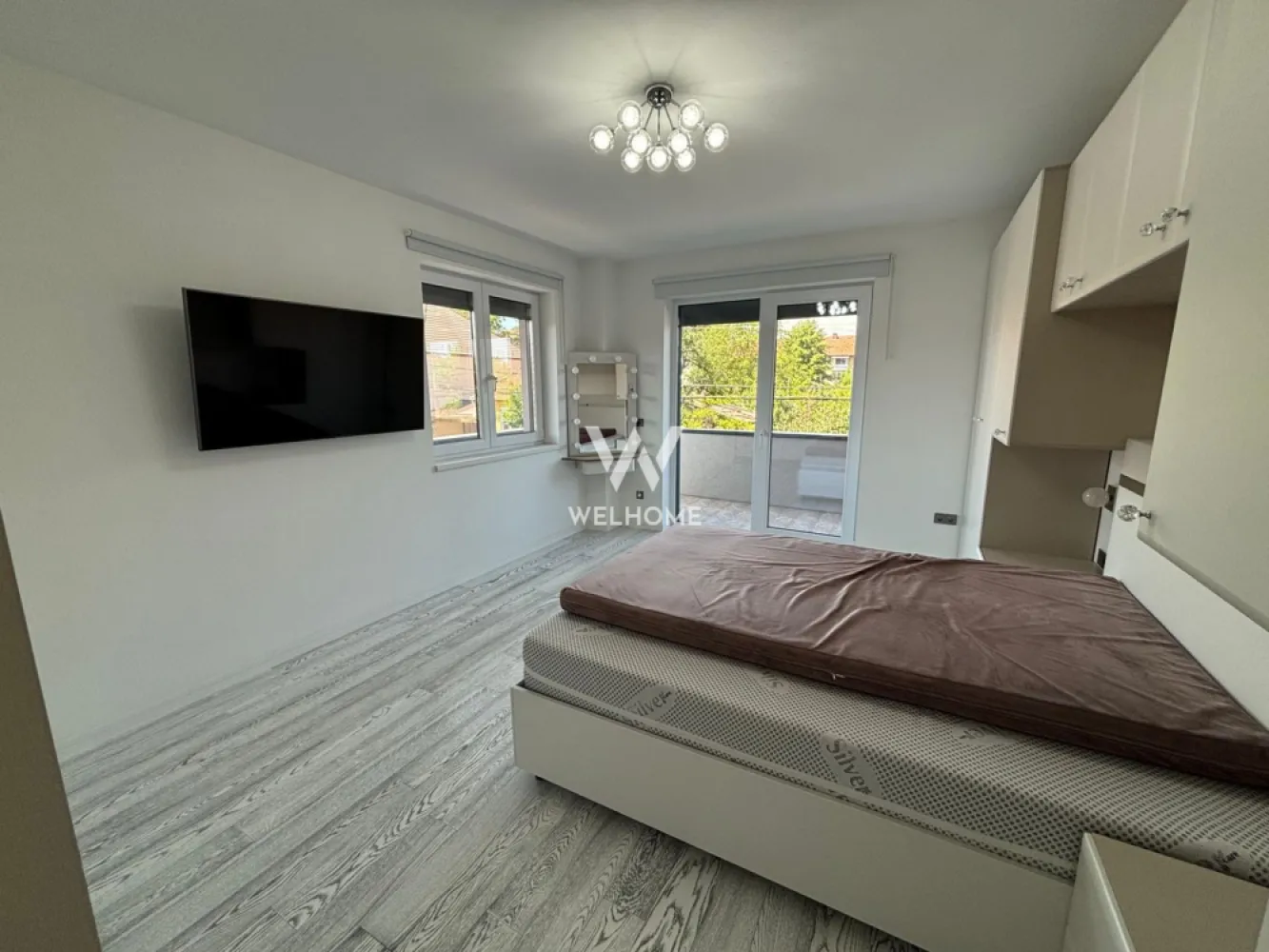 Apartament de 3 camere de închiriat, în bloc nou, zona Trei Stejari - Apartament deosebit de 3 camere, situat in zona Trei Stejari, bloc nou - DE INCHIRIAT
Zona premium, central, aproape de institutii publice, scoli, gradinite, etc.

- Etaj 1
- Orientare sudica
- Compartimentare: Hol, living, bucatarie, 2 dormitoare, 2 bai, terasa de 26 mp.
- Suprafata utila - 95 mp.
- Suprafata Balcon - 26 mp.
- 2 locuri de parcare subterane
- Lift din subsol
- Sistem audio living si bai
- Incalzire in pardoseala
- Finisaje moderne si de calitate superioara
- Izolatie exterioara cu vata minerala - confort termic sporit si costuri reduse
- Apartamentul ofera un confort deosebit

Se inchiriaza mobilat si utilat modern si calitativ, exact ca in poze.
Disponibil de la 1 septembrie.
Pret: 1000 euro/luna
Comision client: 50% din valoarea unei chirii lunare.