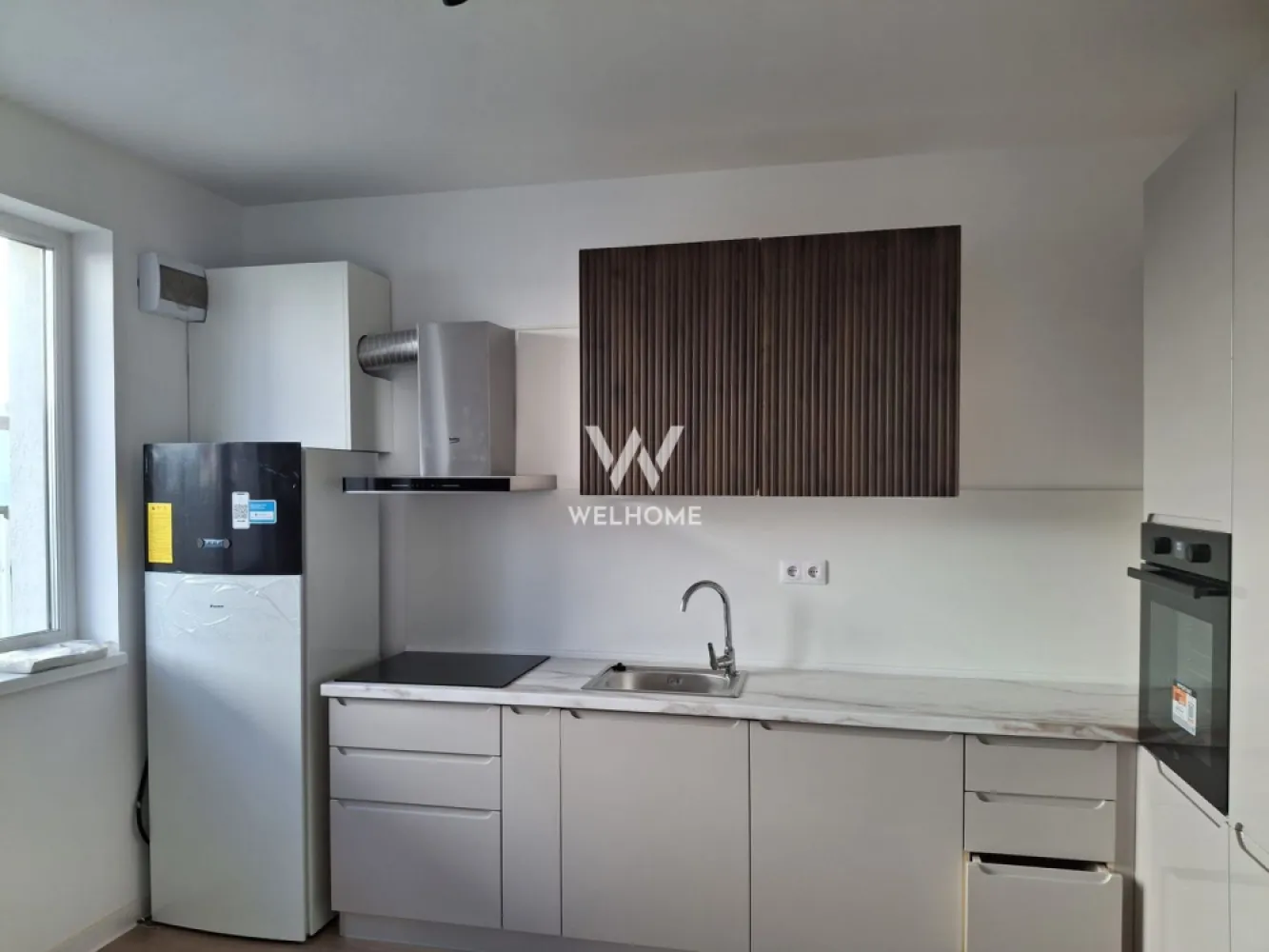 Casa de inchiriat, cu 4 camere, Arhitectilor, Sibiu - Disponibilă pentru închiriere, această casă spațioasă situată în Cartierul Arhitecților, una dintre cele mai căutate zone rezidențiale din apropierea Sibiului, oferă confort, liniște și acces rapid către oraș. Locuința este compartimentată eficient și dispune de 4 camere, dintre care 3 dormitoare luminoase, un living generos, 2 băi, 1 bucătărie și spații de depozitare bine gândite pentru organizarea eficientă a lucrurilor. Sistemul de incalzire este cu pompa de caldura si incalzire in pardoseala. Casa este semi-mobilată, însă poate fi mobilată integral la cerere, în funcție de nevoile viitorilor chiriași. Proprietatea beneficiază de curte proprie, ideală pentru relaxare, petrecerea timpului liber sau pentru familii cu copii. În plus, sunt disponibile locuri de parcare, oferind confort și siguranță pentru locatari și oaspeți. Situată într-o zonă liniștită, casa oferă echilibrul perfect între viața urbană și apropierea de natură. Cartierul Arhitecților este apreciat pentru dezvoltarea modernă, accesul facil către Sibiu, dar și pentru proximitatea față de magazine, cafenele, servicii și zone de interes zilnic. Un alt avantaj major al zonei este apropierea de natură – dealurile din jur, aerul curat și peisajele deschise oferă cadrul ideal pentru plimbări, alergare sau momente de relaxare după o zi aglomerată. Această locuință reprezintă o alegere excelentă pentru cei care își doresc confort, spațiu și liniște, fără a renunța la accesul rapid către facilitățile orașului. Pret 800 euro, negociabil Vizionare si detalii: 0740066818, Cristina }}