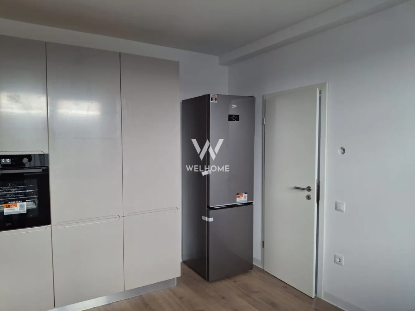 Casa de inchiriat, cu 4 camere, Arhitectilor, Sibiu - Disponibilă pentru închiriere, această casă spațioasă situată în Cartierul Arhitecților, una dintre cele mai căutate zone rezidențiale din apropierea Sibiului, oferă confort, liniște și acces rapid către oraș. Locuința este compartimentată eficient și dispune de 4 camere, dintre care 3 dormitoare luminoase, un living generos, 2 băi, 1 bucătărie și spații de depozitare bine gândite pentru organizarea eficientă a lucrurilor. Sistemul de incalzire este cu pompa de caldura si incalzire in pardoseala. Casa este semi-mobilată, însă poate fi mobilată integral la cerere, în funcție de nevoile viitorilor chiriași. Proprietatea beneficiază de curte proprie, ideală pentru relaxare, petrecerea timpului liber sau pentru familii cu copii. În plus, sunt disponibile locuri de parcare, oferind confort și siguranță pentru locatari și oaspeți. Situată într-o zonă liniștită, casa oferă echilibrul perfect între viața urbană și apropierea de natură. Cartierul Arhitecților este apreciat pentru dezvoltarea modernă, accesul facil către Sibiu, dar și pentru proximitatea față de magazine, cafenele, servicii și zone de interes zilnic. Un alt avantaj major al zonei este apropierea de natură – dealurile din jur, aerul curat și peisajele deschise oferă cadrul ideal pentru plimbări, alergare sau momente de relaxare după o zi aglomerată. Această locuință reprezintă o alegere excelentă pentru cei care își doresc confort, spațiu și liniște, fără a renunța la accesul rapid către facilitățile orașului. Pret 800 euro, negociabil Vizionare si detalii: 0740066818, Cristina }}