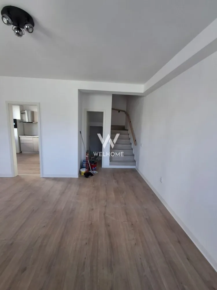 Casa de inchiriat, cu 4 camere, Arhitectilor, Sibiu - Disponibilă pentru închiriere, această casă spațioasă situată în Cartierul Arhitecților, una dintre cele mai căutate zone rezidențiale din apropierea Sibiului, oferă confort, liniște și acces rapid către oraș. Locuința este compartimentată eficient și dispune de 4 camere, dintre care 3 dormitoare luminoase, un living generos, 2 băi, 1 bucătărie și spații de depozitare bine gândite pentru organizarea eficientă a lucrurilor. Sistemul de incalzire este cu pompa de caldura si incalzire in pardoseala. Casa este semi-mobilată, însă poate fi mobilată integral la cerere, în funcție de nevoile viitorilor chiriași. Proprietatea beneficiază de curte proprie, ideală pentru relaxare, petrecerea timpului liber sau pentru familii cu copii. În plus, sunt disponibile locuri de parcare, oferind confort și siguranță pentru locatari și oaspeți. Situată într-o zonă liniștită, casa oferă echilibrul perfect între viața urbană și apropierea de natură. Cartierul Arhitecților este apreciat pentru dezvoltarea modernă, accesul facil către Sibiu, dar și pentru proximitatea față de magazine, cafenele, servicii și zone de interes zilnic. Un alt avantaj major al zonei este apropierea de natură – dealurile din jur, aerul curat și peisajele deschise oferă cadrul ideal pentru plimbări, alergare sau momente de relaxare după o zi aglomerată. Această locuință reprezintă o alegere excelentă pentru cei care își doresc confort, spațiu și liniște, fără a renunța la accesul rapid către facilitățile orașului. Pret 800 euro, negociabil Vizionare si detalii: 0740066818, Cristina }}