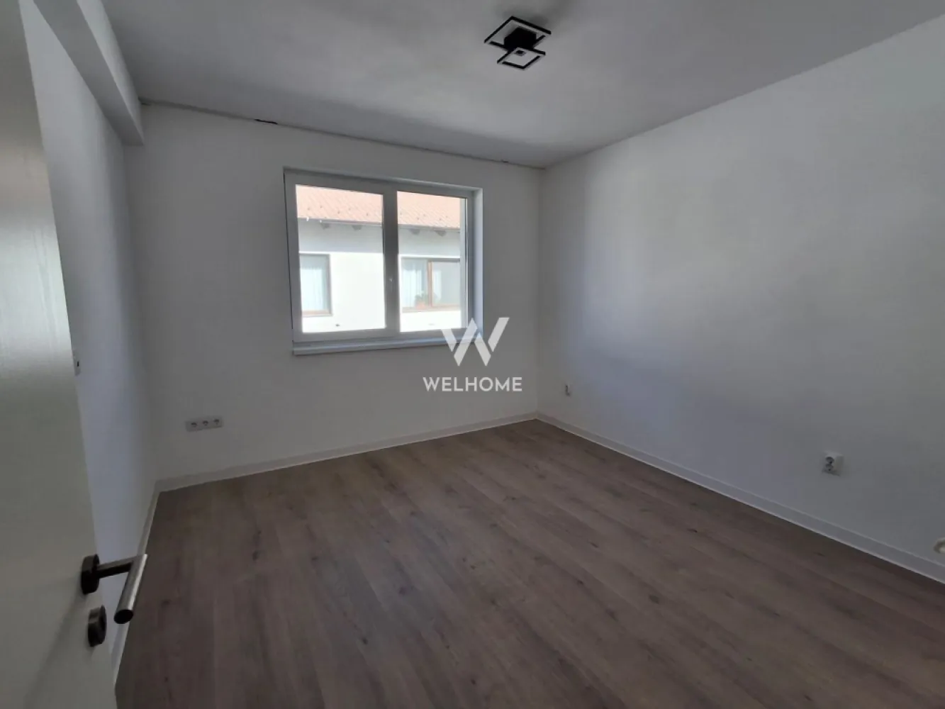 Casa de inchiriat, cu 4 camere, Arhitectilor, Sibiu - Disponibilă pentru închiriere, această casă spațioasă situată în Cartierul Arhitecților, una dintre cele mai căutate zone rezidențiale din apropierea Sibiului, oferă confort, liniște și acces rapid către oraș. Locuința este compartimentată eficient și dispune de 4 camere, dintre care 3 dormitoare luminoase, un living generos, 2 băi, 1 bucătărie și spații de depozitare bine gândite pentru organizarea eficientă a lucrurilor. Sistemul de incalzire este cu pompa de caldura si incalzire in pardoseala. Casa este semi-mobilată, însă poate fi mobilată integral la cerere, în funcție de nevoile viitorilor chiriași. Proprietatea beneficiază de curte proprie, ideală pentru relaxare, petrecerea timpului liber sau pentru familii cu copii. În plus, sunt disponibile locuri de parcare, oferind confort și siguranță pentru locatari și oaspeți. Situată într-o zonă liniștită, casa oferă echilibrul perfect între viața urbană și apropierea de natură. Cartierul Arhitecților este apreciat pentru dezvoltarea modernă, accesul facil către Sibiu, dar și pentru proximitatea față de magazine, cafenele, servicii și zone de interes zilnic. Un alt avantaj major al zonei este apropierea de natură – dealurile din jur, aerul curat și peisajele deschise oferă cadrul ideal pentru plimbări, alergare sau momente de relaxare după o zi aglomerată. Această locuință reprezintă o alegere excelentă pentru cei care își doresc confort, spațiu și liniște, fără a renunța la accesul rapid către facilitățile orașului. Pret 800 euro, negociabil Vizionare si detalii: 0740066818, Cristina }}