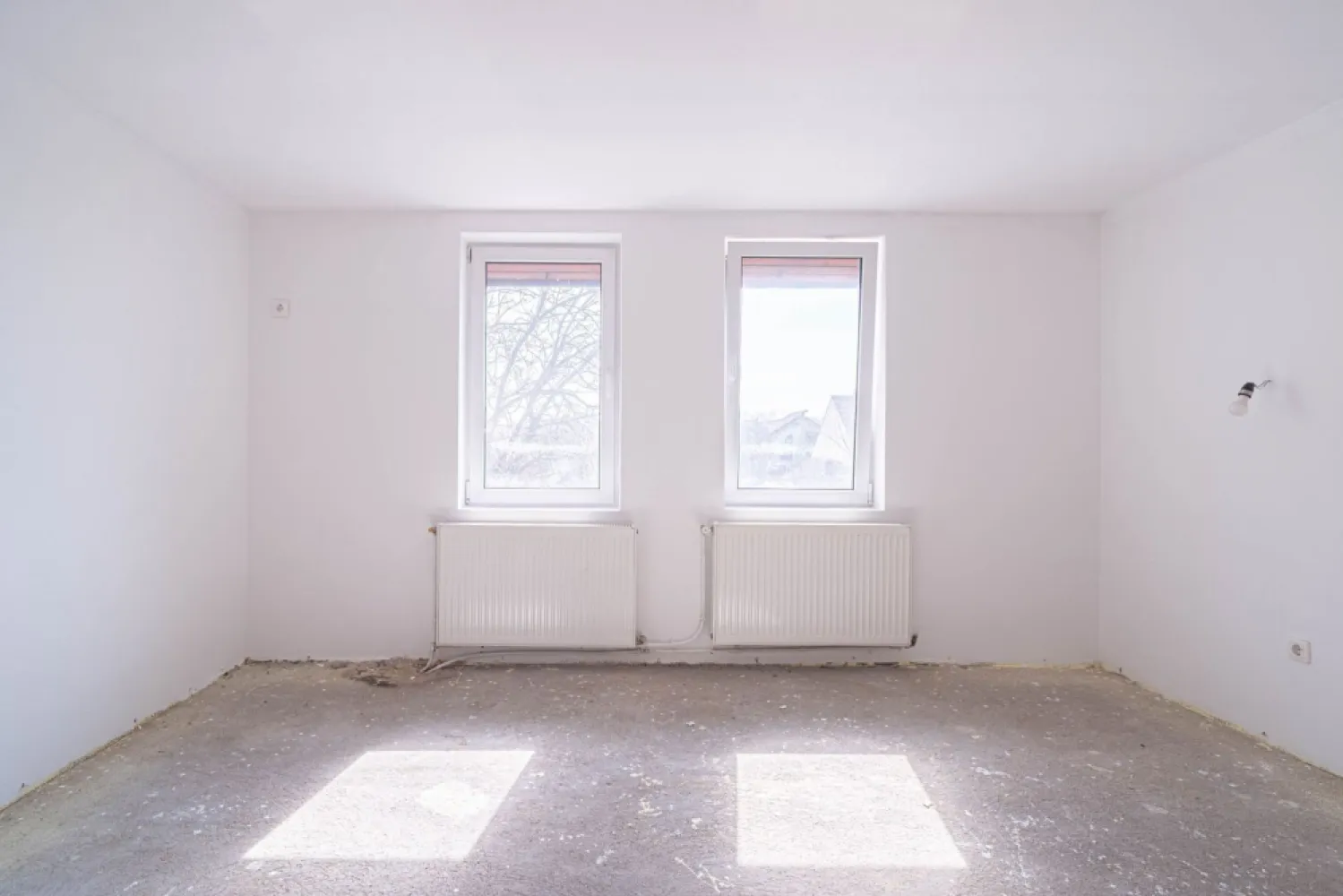 Casă de vânzare – zonă Poltura - Casă spațioasă și bine compartimentată, situată în zona Poltura, într-o zonă liniștită, cu acces la toate utilitățile. 📐 Suprafață teren: 500 mp 📐 Suprafață utilă: 130 mp 📏 Front stradal: 13 m Compartimentare: 🔹 Parter: Bucătărie deschisă Living spațios Loc de luat masa cu ieșire pe terasă Terasă Spațiu de depozitare Garaj 🔹 Etaj: 3 dormitoare 2 băi Dormitor matrimonial cu baie proprie și spațiu pentru birou/dressing 💰 Preț: 215.000 € 📞 Sună pentru detalii sau pentru o vizionare. Contact: 0742267773 Andreea Szuchanszki Servicii suplimentare gratuite: Finanțare: nu ai toată suma? Îți obținem gratuit oferte de la 16 bănci partenere pentru a alege cel mai bun credit. Evaluare: vrei să știi cât valorează proprietatea ta actuală în piața de azi? Sună-mă pentru o evaluare profesionistă, fără obligații. Birou: ACASĂ | Agenție imobiliară Arad Bulevardul Decebal 2, Arad 310133 }}