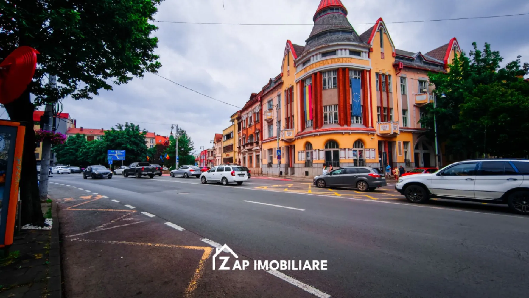 Ultracentral – Spațiu comercial premium la parter, 308 mp – Vizibilitate maximă - Mentionati ID-ul proprietatii cand apelati: CP3200365
Contact ⓪⑦②⑥ ②②③ ⑧⑧⑥ Sebastian

Zap Imobiliare vă propune în exclusivitate spre închiriere un spațiu comercial deosebit, ideal pentru sediu de bancă, reprezentanță comercială sau instituție financiară, situat în Târgu Mureș, in Zona Ultracentrala Proprietatea beneficiază de o vizibilitate excelentă, flux pietonal intens și amenajări specifice destinației bancare conform planului propus.

Spațiul este configurat la parter și este optimizat pentru interacțiunea cu clienții și activități administrative, oferind acces facil direct din bulevard.

Suprafețe oficiale conform schiței (RLV) atașate:
-- Suprafață utilă parter: 308 mp
-- Suprafață construită parter: 441,40 mp

Amenajarea interioară este ideal structurată pentru activități bancare, incluzând: zonă de acces clienți, hol principal și frontoffice (zonă de ghișee/casierie), birouri dedicate pentru credite, birou director, sală de ședințe, birou procesare, casă de bani securizată, oficiu, server room, precum și zone tehnice (centrală termică, tablouri electrice, grupuri sanitare pe sexe).

Opțiuni financiare:
-- Preț închiriere: 20 Euro / mp util + TVA (calculat la suprafața utilă de 308 mp)
-- Total chirie lunară: 6160 Euro / lună + TVA

Detalii comision:
Comisionul agenției este 50% din valoarea unei chirii. Se plătește o singura data.

Acest anunț nu corespunde cerințelor tale? Sună la numărul afișat în anunț și unul dintre agenții noștri te va ajuda cu alte oferte personalizate în funcție de cerințele tale.

Contact ⓪⑦②⑥ ②②③ ⑧⑧⑥ Sebastian