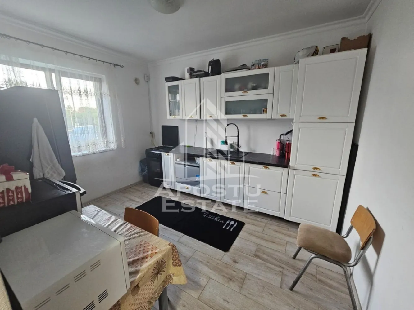 Duplex luminos de vanzare Utvin - APOSTU ESTATE va propune spre vanzare o casa de tip duplex, P+1E+pod, situata chiar la iesirea catre Timisoara, cu toate utilitatile, cu comision zero la cumparator.

Compartimentare parter:
-terasa din fata;
-hol de acces;
-living cu loc de luat masa;
-bucatarie inchisa complet mobilata si utilata;
-baie;
-camera tehnica;
-terasa din spate.

Compartimentare etaj;
-trei dormitoare;
-baie.

Suprafata terenului este de 263 mp, suprafata utila este de 111 mp iar suprafata construita este de 159 mp.
Locuinta este racordata la toate utilitatile: curent, apa, gaz, fosa septica, internet, cablu. Drumul este asfaltat. 

Va invitam la o vizionare chiar astazi.

Nu se percepe comision la cumparator.

CP3210270