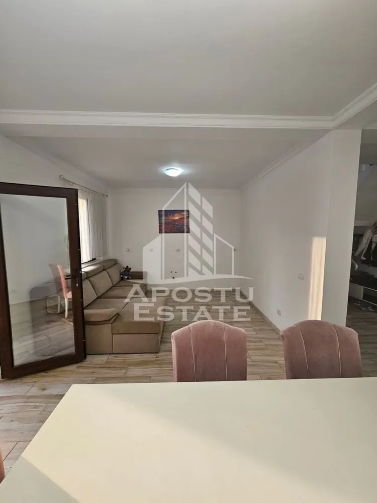Duplex luminos de vanzare Utvin - APOSTU ESTATE va propune spre vanzare o casa de tip duplex, P+1E+pod, situata chiar la iesirea catre Timisoara, cu toate utilitatile, cu comision zero la cumparator.

Compartimentare parter:
-terasa din fata;
-hol de acces;
-living cu loc de luat masa;
-bucatarie inchisa complet mobilata si utilata;
-baie;
-camera tehnica;
-terasa din spate.

Compartimentare etaj;
-trei dormitoare;
-baie.

Suprafata terenului este de 263 mp, suprafata utila este de 111 mp iar suprafata construita este de 159 mp.
Locuinta este racordata la toate utilitatile: curent, apa, gaz, fosa septica, internet, cablu. Drumul este asfaltat. 

Va invitam la o vizionare chiar astazi.

Nu se percepe comision la cumparator.

CP3210270