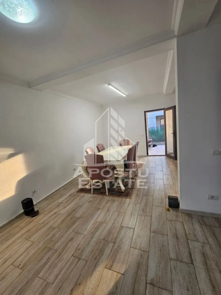 Duplex luminos de vanzare Utvin - APOSTU ESTATE va propune spre vanzare o casa de tip duplex, P+1E+pod, situata chiar la iesirea catre Timisoara, cu toate utilitatile, cu comision zero la cumparator.

Compartimentare parter:
-terasa din fata;
-hol de acces;
-living cu loc de luat masa;
-bucatarie inchisa complet mobilata si utilata;
-baie;
-camera tehnica;
-terasa din spate.

Compartimentare etaj;
-trei dormitoare;
-baie.

Suprafata terenului este de 263 mp, suprafata utila este de 111 mp iar suprafata construita este de 159 mp.
Locuinta este racordata la toate utilitatile: curent, apa, gaz, fosa septica, internet, cablu. Drumul este asfaltat. 

Va invitam la o vizionare chiar astazi.

Nu se percepe comision la cumparator.

CP3210270