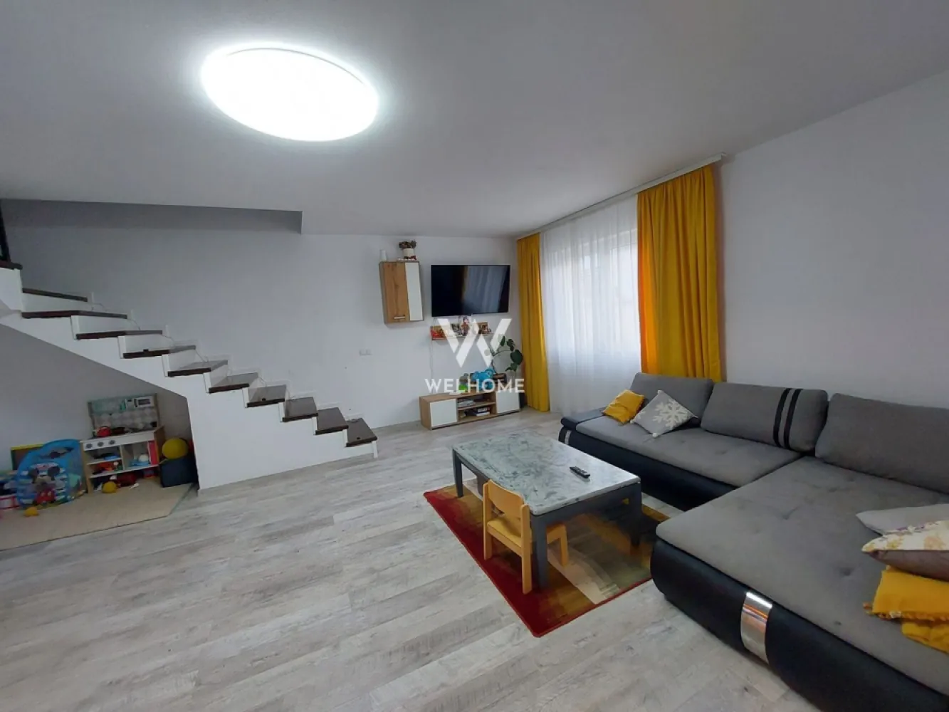 Casa 4 camere, curte 250mp - str. Granitului - Casa 4 camere mobilata-utilata - zona Lacul lui Binder - Suprafata utila: 110 mp - Curte libera: 250 mp - Casa este compartimentata astfel: - PARTER: living, bucatarie, baie, camara. - ETAJ: 3 dormitoare (unul fiind utilizat ca dressing, insa la cererea chiriasului se poate transforma in dormitor), baie, pod. - Se accepta animale de companie in curte. - Situat intr-o zona linistita cu acces facil la magazine, mijloace de transport, scoli etc. - Curtea beneficiaza de carport si o magazie. - Loc de parcare in curte si afara. Disponibila IMEDIAT. Chirie lunara: 800 Euro + se percepe garantie o chirie Comision client: 50% din prima chirie Contact: 0747639802 }}