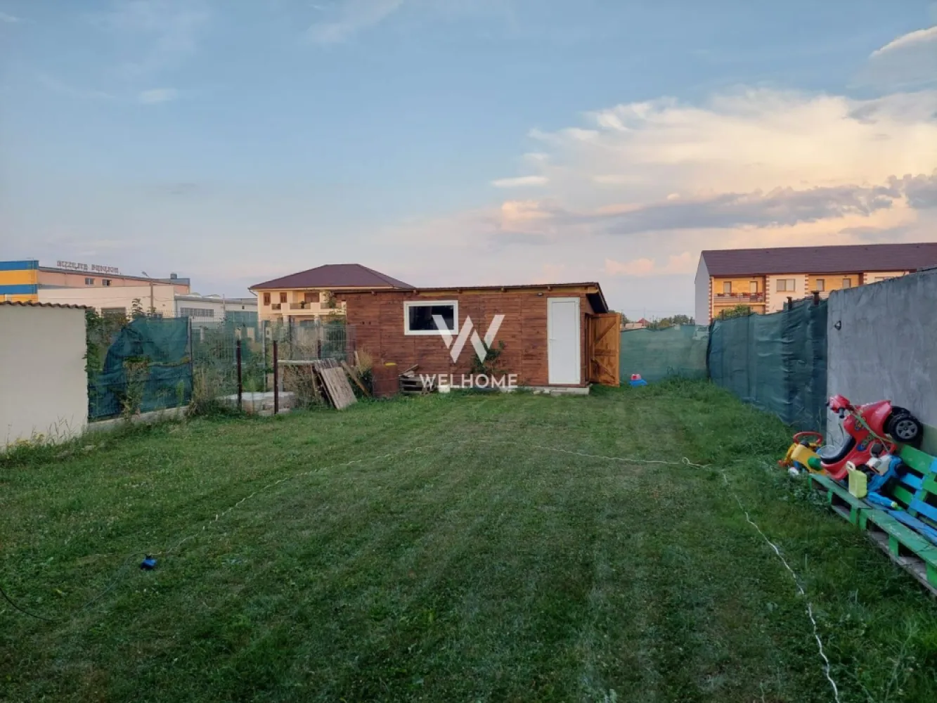 Casa 4 camere, curte 250mp - str. Granitului - Casa 4 camere mobilata-utilata - zona Lacul lui Binder - Suprafata utila: 110 mp - Curte libera: 250 mp - Casa este compartimentata astfel: - PARTER: living, bucatarie, baie, camara. - ETAJ: 3 dormitoare (unul fiind utilizat ca dressing, insa la cererea chiriasului se poate transforma in dormitor), baie, pod. - Se accepta animale de companie in curte. - Situat intr-o zona linistita cu acces facil la magazine, mijloace de transport, scoli etc. - Curtea beneficiaza de carport si o magazie. - Loc de parcare in curte si afara. Disponibila IMEDIAT. Chirie lunara: 800 Euro + se percepe garantie o chirie Comision client: 50% din prima chirie Contact: 0747639802 }}