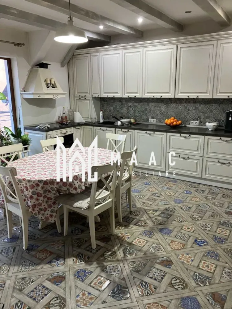 Apartament La Casă | 4 Camere | 120 MPU | Bulevardul Victoriei - MAAC Imobiliare vă propune spre vânzare un apartament spațios cu 4 camere, situat într-o casă cu regim redus de înălțime, în zona Bulevardul Victoriei, una dintre cele mai apreciate zone rezidențiale din Sibiu. Proprietatea are o suprafață utilă de aproximativ 120 mp și este dispusă pe două niveluri, oferind spațiu generos și confort pentru o familie. În imobil se regăsesc doar 3 apartamente pe casa scării, ceea ce asigură intimitate și un mediu liniștit. Compartimentare • living spațios • bucătărie • 3 dormitoare • 2 băi • terasă de aproximativ 18 mp Dotări și avantaje • încălzire în pardoseală • apartamentul se vinde complet mobilat • pivniță pentru depozitare • curte comună • construcție realizată în 2015 • zonă foarte bine cotată, aproape de parcuri, școli, restaurante și puncte de interes ale orașului Pentru mai multe detalii sau pentru programarea unei vizionări, vă rugăm să ne contactați și să menționați ID-ul proprietății: CP2962652. }}