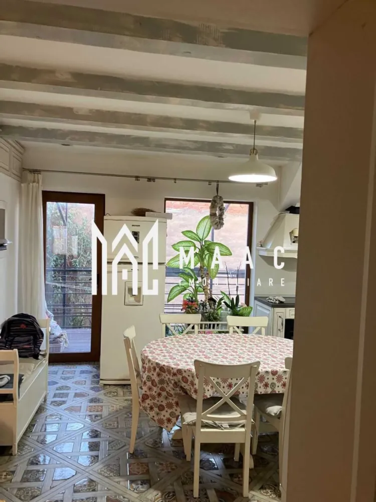 Apartament La Casă | 4 Camere | 120 MPU | Bulevardul Victoriei - MAAC Imobiliare vă propune spre vânzare un apartament spațios cu 4 camere, situat într-o casă cu regim redus de înălțime, în zona Bulevardul Victoriei, una dintre cele mai apreciate zone rezidențiale din Sibiu. Proprietatea are o suprafață utilă de aproximativ 120 mp și este dispusă pe două niveluri, oferind spațiu generos și confort pentru o familie. În imobil se regăsesc doar 3 apartamente pe casa scării, ceea ce asigură intimitate și un mediu liniștit. Compartimentare • living spațios • bucătărie • 3 dormitoare • 2 băi • terasă de aproximativ 18 mp Dotări și avantaje • încălzire în pardoseală • apartamentul se vinde complet mobilat • pivniță pentru depozitare • curte comună • construcție realizată în 2015 • zonă foarte bine cotată, aproape de parcuri, școli, restaurante și puncte de interes ale orașului Pentru mai multe detalii sau pentru programarea unei vizionări, vă rugăm să ne contactați și să menționați ID-ul proprietății: CP2962652. }}