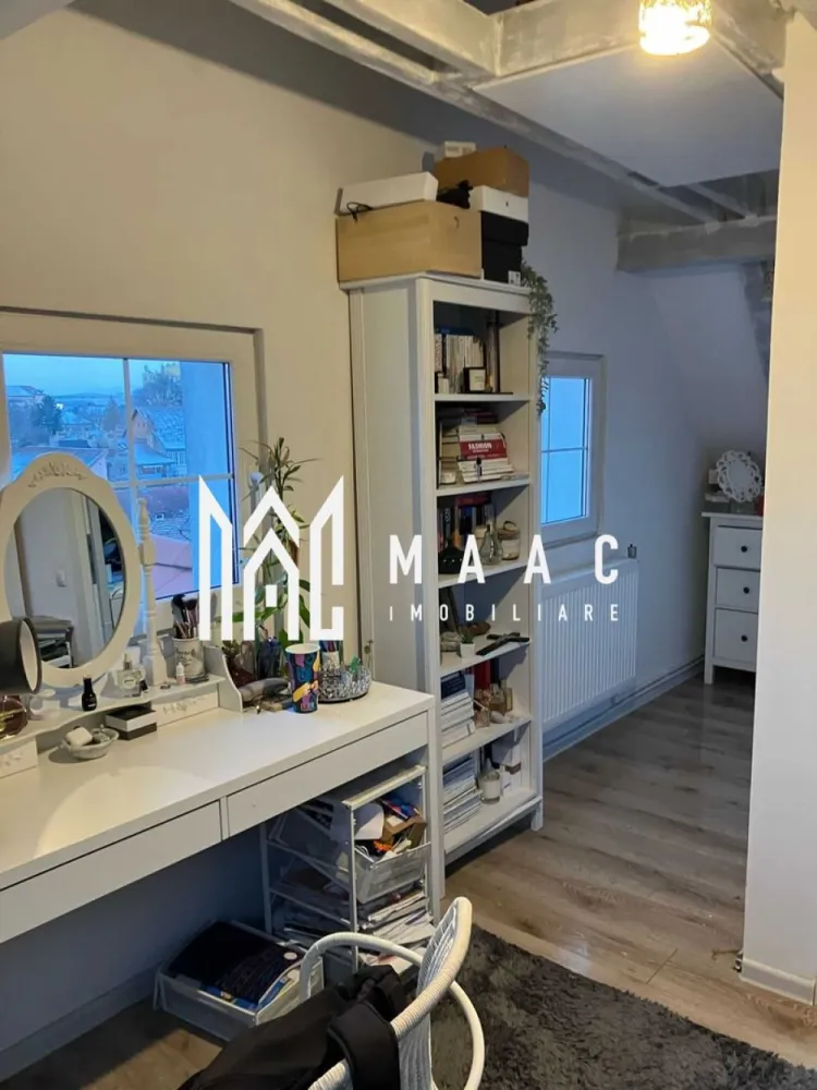 Apartament La Casă | 4 Camere | 120 MPU | Bulevardul Victoriei - MAAC Imobiliare vă propune spre vânzare un apartament spațios cu 4 camere, situat într-o casă cu regim redus de înălțime, în zona Bulevardul Victoriei, una dintre cele mai apreciate zone rezidențiale din Sibiu. Proprietatea are o suprafață utilă de aproximativ 120 mp și este dispusă pe două niveluri, oferind spațiu generos și confort pentru o familie. În imobil se regăsesc doar 3 apartamente pe casa scării, ceea ce asigură intimitate și un mediu liniștit. Compartimentare • living spațios • bucătărie • 3 dormitoare • 2 băi • terasă de aproximativ 18 mp Dotări și avantaje • încălzire în pardoseală • apartamentul se vinde complet mobilat • pivniță pentru depozitare • curte comună • construcție realizată în 2015 • zonă foarte bine cotată, aproape de parcuri, școli, restaurante și puncte de interes ale orașului Pentru mai multe detalii sau pentru programarea unei vizionări, vă rugăm să ne contactați și să menționați ID-ul proprietății: CP2962652. }}