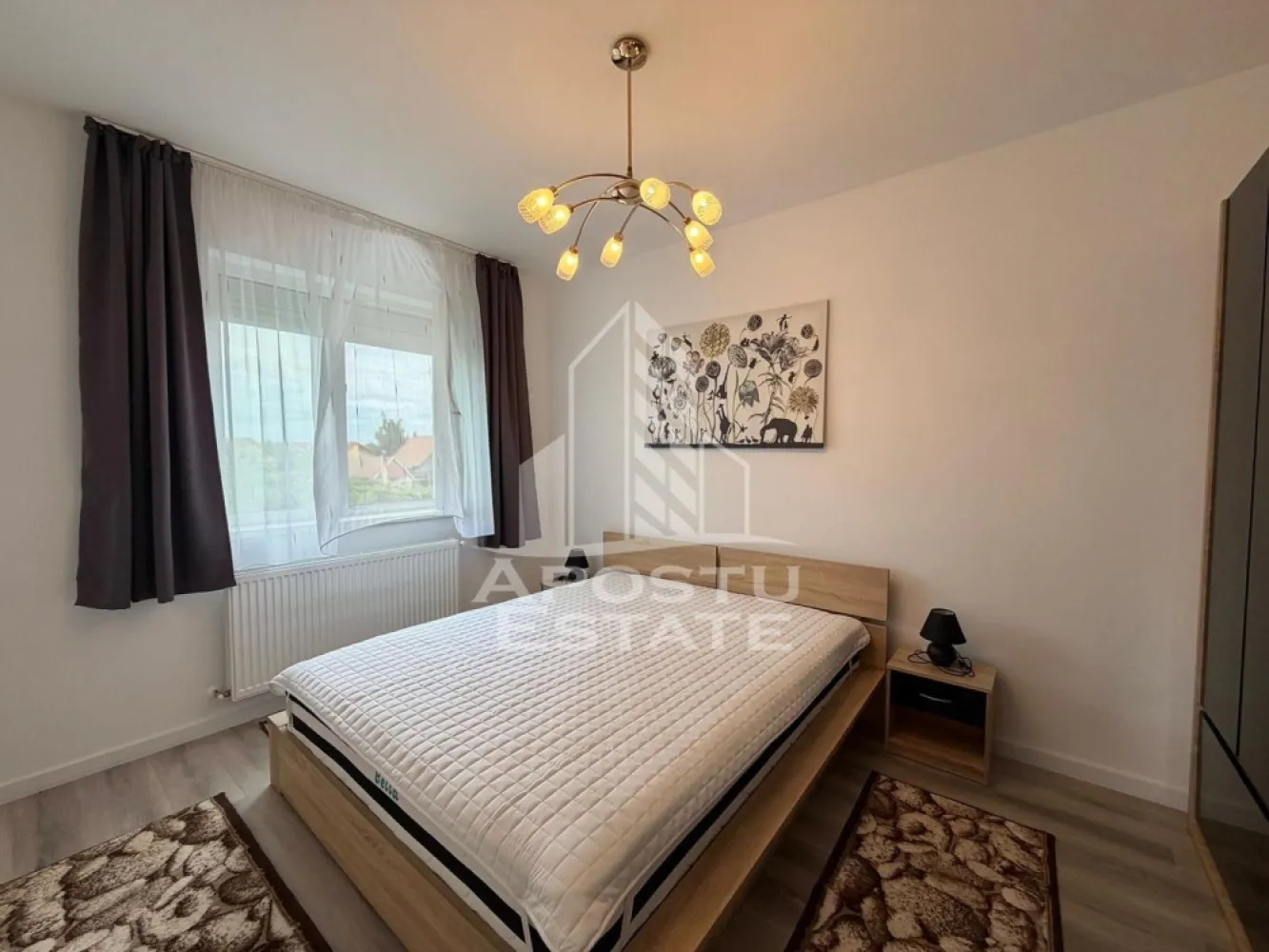 Apartament cu 2 camere de inchiriat, etaj 1, loc de parcare, Giroc - Agentia imobiliara APOSTU ESTATE va propune spre inchiriere un apartament cu 2 camere spatios si luminos, situat in Giroc, potrivit pentru persoane singure, cupluri sau familii la inceput de drum care isi doresc o locuinta confortabila si primitoare
Suprafata utila: 53 mp
Etaj: 1

Compartimentare eficienta:
-Hol de acces
-Bucatarie inchisa complet mobilata si utilata, cu loc de luat masa
-Living luminos si spatios
-Dormitor complet mobilat si utilat
-Baie prevazuta cu cada si geam la baie pentru ventilatie naturala

Confort si facilitati:
-Loc de parcare inclus in pret
-Masina de spalat rufe + uscator de rufe
-Aer conditionat
-Rulouri la geamuri
-Balcon
-Incalzirea apartamentului: centrala proprie (incalzire prin calorifere)

Localizare:
-Timis, Giroc

Ideal pentru:
-Persoane singure
-Cupluri
-Familii la inceput de drum

Disponibilitate: imediata
Pret chirie lunara: 370 EURO
Programeaza o vizionare pentru a-ti putea imagina viitorul aici!
ID intern: CP3210473