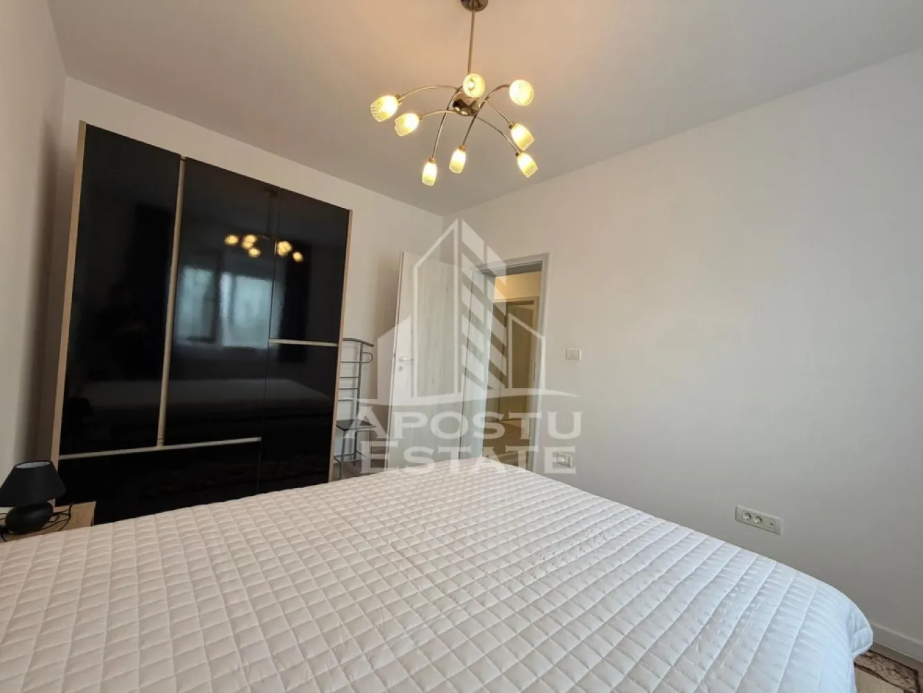 Apartament cu 2 camere de inchiriat, etaj 1, loc de parcare, Giroc - Agentia imobiliara APOSTU ESTATE va propune spre inchiriere un apartament cu 2 camere spatios si luminos, situat in Giroc, potrivit pentru persoane singure, cupluri sau familii la inceput de drum care isi doresc o locuinta confortabila si primitoare
Suprafata utila: 53 mp
Etaj: 1

Compartimentare eficienta:
-Hol de acces
-Bucatarie inchisa complet mobilata si utilata, cu loc de luat masa
-Living luminos si spatios
-Dormitor complet mobilat si utilat
-Baie prevazuta cu cada si geam la baie pentru ventilatie naturala

Confort si facilitati:
-Loc de parcare inclus in pret
-Masina de spalat rufe + uscator de rufe
-Aer conditionat
-Rulouri la geamuri
-Balcon
-Incalzirea apartamentului: centrala proprie (incalzire prin calorifere)

Localizare:
-Timis, Giroc

Ideal pentru:
-Persoane singure
-Cupluri
-Familii la inceput de drum

Disponibilitate: imediata
Pret chirie lunara: 370 EURO
Programeaza o vizionare pentru a-ti putea imagina viitorul aici!
ID intern: CP3210473