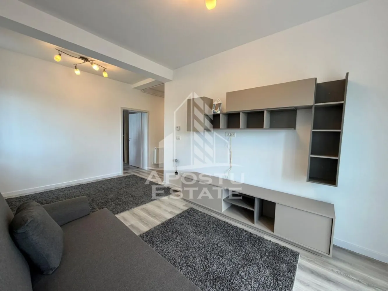 Apartament cu 2 camere de inchiriat, etaj 1, loc de parcare, Giroc - Agentia imobiliara APOSTU ESTATE va propune spre inchiriere un apartament cu 2 camere spatios si luminos, situat in Giroc, potrivit pentru persoane singure, cupluri sau familii la inceput de drum care isi doresc o locuinta confortabila si primitoare
Suprafata utila: 53 mp
Etaj: 1

Compartimentare eficienta:
-Hol de acces
-Bucatarie inchisa complet mobilata si utilata, cu loc de luat masa
-Living luminos si spatios
-Dormitor complet mobilat si utilat
-Baie prevazuta cu cada si geam la baie pentru ventilatie naturala

Confort si facilitati:
-Loc de parcare inclus in pret
-Masina de spalat rufe + uscator de rufe
-Aer conditionat
-Rulouri la geamuri
-Balcon
-Incalzirea apartamentului: centrala proprie (incalzire prin calorifere)

Localizare:
-Timis, Giroc

Ideal pentru:
-Persoane singure
-Cupluri
-Familii la inceput de drum

Disponibilitate: imediata
Pret chirie lunara: 370 EURO
Programeaza o vizionare pentru a-ti putea imagina viitorul aici!
ID intern: CP3210473