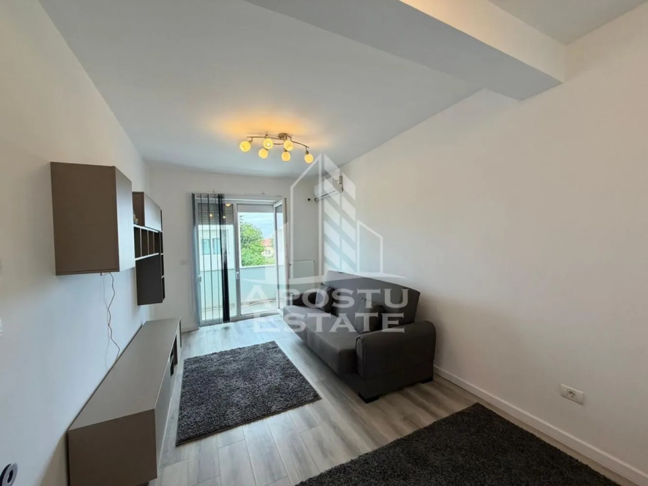 Apartament cu 2 camere de inchiriat, etaj 1, loc de parcare, Giroc - Agentia imobiliara APOSTU ESTATE va propune spre inchiriere un apartament cu 2 camere spatios si luminos, situat in Giroc, potrivit pentru persoane singure, cupluri sau familii la inceput de drum care isi doresc o locuinta confortabila si primitoare
Suprafata utila: 53 mp
Etaj: 1

Compartimentare eficienta:
-Hol de acces
-Bucatarie inchisa complet mobilata si utilata, cu loc de luat masa
-Living luminos si spatios
-Dormitor complet mobilat si utilat
-Baie prevazuta cu cada si geam la baie pentru ventilatie naturala

Confort si facilitati:
-Loc de parcare inclus in pret
-Masina de spalat rufe + uscator de rufe
-Aer conditionat
-Rulouri la geamuri
-Balcon
-Incalzirea apartamentului: centrala proprie (incalzire prin calorifere)

Localizare:
-Timis, Giroc

Ideal pentru:
-Persoane singure
-Cupluri
-Familii la inceput de drum

Disponibilitate: imediata
Pret chirie lunara: 370 EURO
Programeaza o vizionare pentru a-ti putea imagina viitorul aici!
ID intern: CP3210473