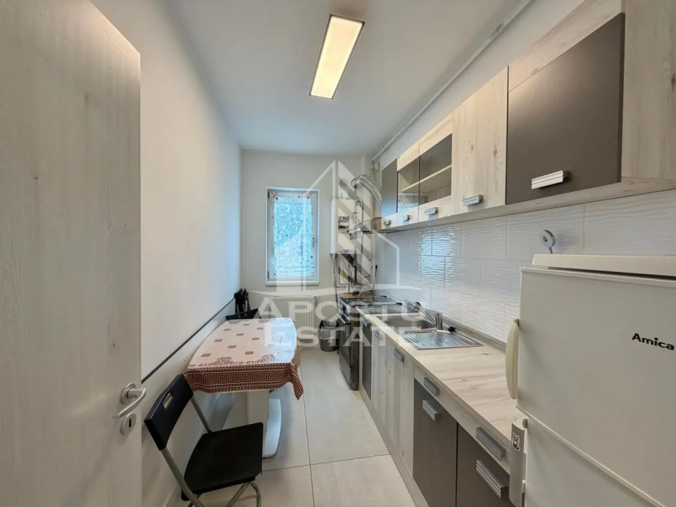 Apartament cu 2 camere de inchiriat, etaj 1, loc de parcare, Giroc - Agentia imobiliara APOSTU ESTATE va propune spre inchiriere un apartament cu 2 camere spatios si luminos, situat in Giroc, potrivit pentru persoane singure, cupluri sau familii la inceput de drum care isi doresc o locuinta confortabila si primitoare
Suprafata utila: 53 mp
Etaj: 1

Compartimentare eficienta:
-Hol de acces
-Bucatarie inchisa complet mobilata si utilata, cu loc de luat masa
-Living luminos si spatios
-Dormitor complet mobilat si utilat
-Baie prevazuta cu cada si geam la baie pentru ventilatie naturala

Confort si facilitati:
-Loc de parcare inclus in pret
-Masina de spalat rufe + uscator de rufe
-Aer conditionat
-Rulouri la geamuri
-Balcon
-Incalzirea apartamentului: centrala proprie (incalzire prin calorifere)

Localizare:
-Timis, Giroc

Ideal pentru:
-Persoane singure
-Cupluri
-Familii la inceput de drum

Disponibilitate: imediata
Pret chirie lunara: 370 EURO
Programeaza o vizionare pentru a-ti putea imagina viitorul aici!
ID intern: CP3210473