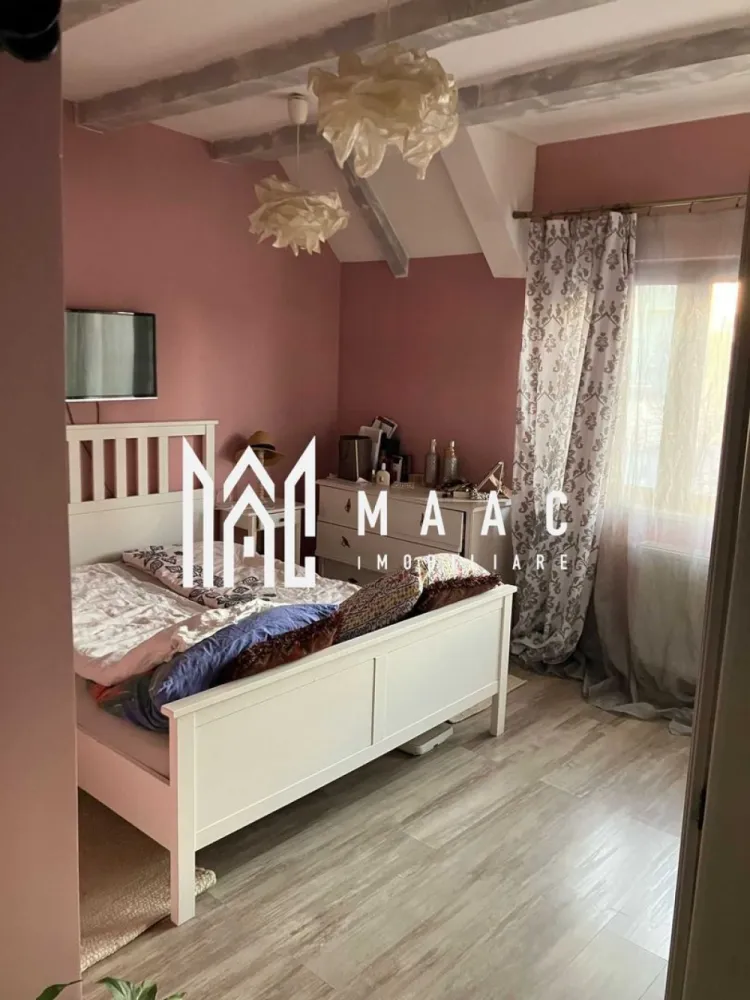 Apartament La Casă | 4 Camere | 120 MPU | Bulevardul Victoriei - MAAC Imobiliare vă propune spre vânzare un apartament spațios cu 4 camere, situat într-o casă cu regim redus de înălțime, în zona Bulevardul Victoriei, una dintre cele mai apreciate zone rezidențiale din Sibiu. Proprietatea are o suprafață utilă de aproximativ 120 mp și este dispusă pe două niveluri, oferind spațiu generos și confort pentru o familie. În imobil se regăsesc doar 3 apartamente pe casa scării, ceea ce asigură intimitate și un mediu liniștit. Compartimentare • living spațios • bucătărie • 3 dormitoare • 2 băi • terasă de aproximativ 18 mp Dotări și avantaje • încălzire în pardoseală • apartamentul se vinde complet mobilat • pivniță pentru depozitare • curte comună • construcție realizată în 2015 • zonă foarte bine cotată, aproape de parcuri, școli, restaurante și puncte de interes ale orașului Pentru mai multe detalii sau pentru programarea unei vizionări, vă rugăm să ne contactați și să menționați ID-ul proprietății: CP2962652. }}
