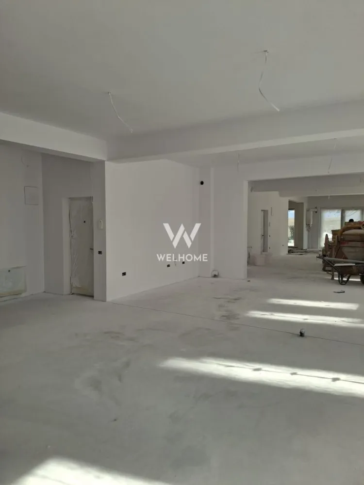 Spatii de birouri de vanzare, Doamna Stanca, Sibiu - O oportunitate excelentă pentru dezvoltarea unei afaceri o reprezintă achizitionarea unor spații moderne situate pe strada Doamna Stanca, în Șelimbăr, una dintre cele mai dinamice zone din zona metropolitană a Sibiului. Amplasamentul beneficiază de o poziționare strategică, într-un cartier aflat în plină dezvoltare, cu acces rapid către principalele artere ale orașului și către zona comercială majoră a Sibiului. Imobilul oferă o suprafață totală de aproximativ 600 mp, cu posibilitatea de compartimentare flexibilă, în funcție de necesitățile chiriașilor. Această versatilitate permite adaptarea spațiului pentru diverse tipuri de activități, precum birouri, cabinete medicale, clinici, saloane de înfrumusețare, centre de recuperare sau alte servicii profesionale. Caracteristici principale Suprafață totală: aproximativ 600 mp Compartimentare flexibilă, adaptabilă pentru mai multe cabinete sau birouri Încălzire în pardoseală, pentru confort și eficiență energetică Grupuri sanitare moderne Locuri de parcare disponibile pentru chiriași și clienți Posibilitatea amenajării spațiului în funcție de specificul activității Avantajele zonei Strada Doamna Stanca este recunoscută ca una dintre cele mai active zone imobiliare din apropierea Sibiului, caracterizată prin dezvoltări rezidențiale și comerciale moderne. Zona este preferată atât de investitori, cât și de companii, datorită proximității față de Sibiu și a infrastructurii în continuă extindere. În imediata apropiere se află Shopping City Sibiu, hypermarketuri, clinici private, centre de fitness și alte servicii, ceea ce asigură un flux constant de potențiali clienți pentru activitățile comerciale sau medicale. De asemenea, zona beneficiază de acces rapid către bulevardele principale ale orașului, precum Mihai Viteazu și Vasile Milea, care conectează cartierul cu restul municipiului Sibiu și cu principalele puncte de interes urban. O locație potrivită pentru dezvoltarea afacerii Datorită dezvoltării accelerate a cartierului și numărului mare de locuințe noi din zonă, cererea pentru servicii medicale, estetice și profesionale este în creștere. Astfel, spațiul reprezintă o oportunitate ideală pentru afaceri care își doresc vizibilitate, accesibilitate și o poziționare într-o zonă modernă și în expansiune. Pret 3000 euro/ mp Detalii si vizionare, 0740066818, Cristina }}