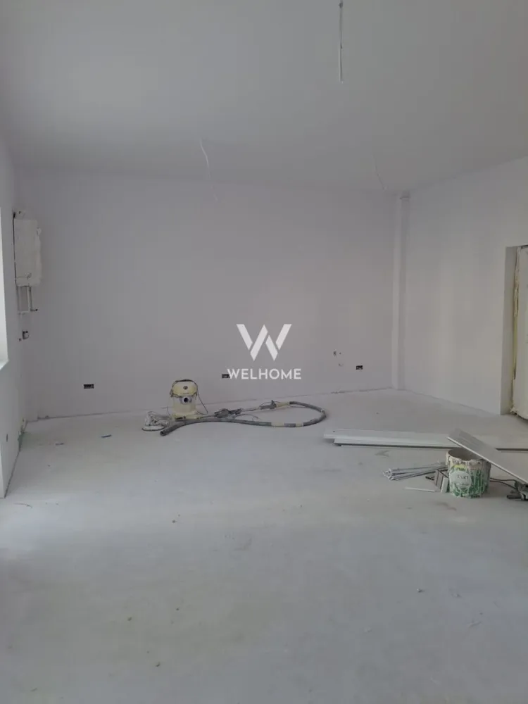 Spatii de birouri de vanzare, Doamna Stanca, Sibiu - O oportunitate excelentă pentru dezvoltarea unei afaceri o reprezintă achizitionarea unor spații moderne situate pe strada Doamna Stanca, în Șelimbăr, una dintre cele mai dinamice zone din zona metropolitană a Sibiului. Amplasamentul beneficiază de o poziționare strategică, într-un cartier aflat în plină dezvoltare, cu acces rapid către principalele artere ale orașului și către zona comercială majoră a Sibiului. Imobilul oferă o suprafață totală de aproximativ 600 mp, cu posibilitatea de compartimentare flexibilă, în funcție de necesitățile chiriașilor. Această versatilitate permite adaptarea spațiului pentru diverse tipuri de activități, precum birouri, cabinete medicale, clinici, saloane de înfrumusețare, centre de recuperare sau alte servicii profesionale. Caracteristici principale Suprafață totală: aproximativ 600 mp Compartimentare flexibilă, adaptabilă pentru mai multe cabinete sau birouri Încălzire în pardoseală, pentru confort și eficiență energetică Grupuri sanitare moderne Locuri de parcare disponibile pentru chiriași și clienți Posibilitatea amenajării spațiului în funcție de specificul activității Avantajele zonei Strada Doamna Stanca este recunoscută ca una dintre cele mai active zone imobiliare din apropierea Sibiului, caracterizată prin dezvoltări rezidențiale și comerciale moderne. Zona este preferată atât de investitori, cât și de companii, datorită proximității față de Sibiu și a infrastructurii în continuă extindere. În imediata apropiere se află Shopping City Sibiu, hypermarketuri, clinici private, centre de fitness și alte servicii, ceea ce asigură un flux constant de potențiali clienți pentru activitățile comerciale sau medicale. De asemenea, zona beneficiază de acces rapid către bulevardele principale ale orașului, precum Mihai Viteazu și Vasile Milea, care conectează cartierul cu restul municipiului Sibiu și cu principalele puncte de interes urban. O locație potrivită pentru dezvoltarea afacerii Datorită dezvoltării accelerate a cartierului și numărului mare de locuințe noi din zonă, cererea pentru servicii medicale, estetice și profesionale este în creștere. Astfel, spațiul reprezintă o oportunitate ideală pentru afaceri care își doresc vizibilitate, accesibilitate și o poziționare într-o zonă modernă și în expansiune. Pret 3000 euro/ mp Detalii si vizionare, 0740066818, Cristina }}