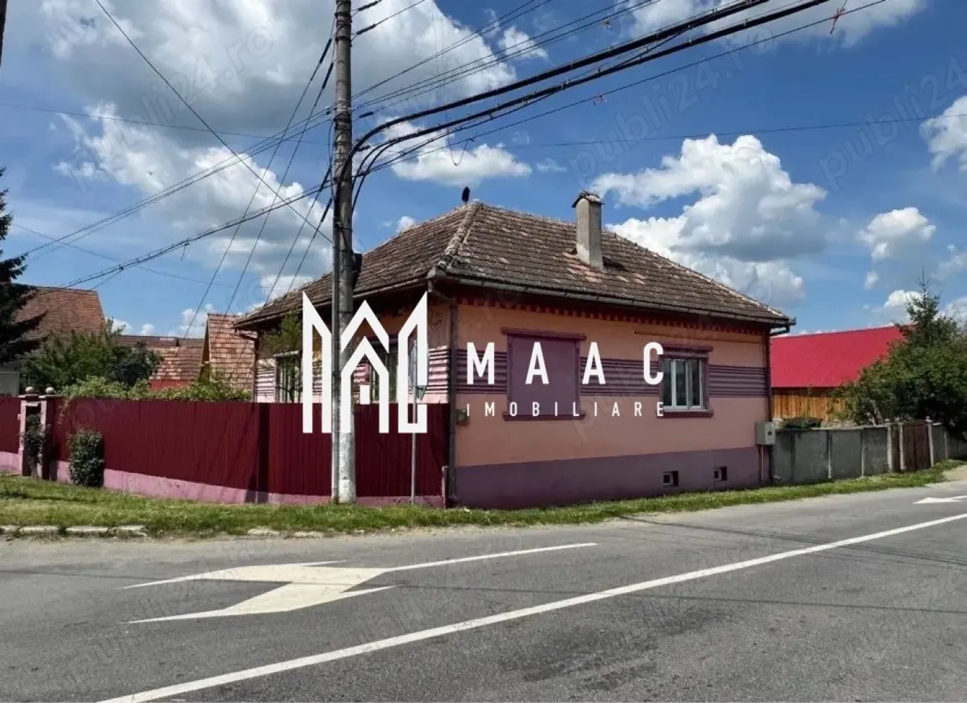 Casă de vânzare în Arpașu de Jos | 1350 mp teren | curte mare, șură și grajduri - MAAC Imobiliare vă propune spre vânzare o proprietate spațioasă situată în Arpașu de Jos, cu acces și vizibilitate directă din DN1. Datorită poziționării și dimensiunii terenului, proprietatea este potrivită atât pentru locuință permanentă, cât și pentru casă de vacanță, gospodărie, pensiune sau proiect de agroturism. Suprafață teren: 1350 mp Suprafață utilă totală: aproximativ 1178 mp Casa principală: 2 dormitoare Living generos Hol și cămară Pod mansardabil, cu posibilitate de amenajare 2 beciuri pentru depozitare A doua casă: 2 holuri Salon foarte mare Bucătărie Baie 2 dormitoare Cuptor tradițional de pâine Curtea este spațioasă și oferă suficient loc pentru grădină, relaxare sau activități gospodărești. Anexe: Șură spațioasă Două grajduri mari pentru animale Utilități: Gaz Curent electric Apă și canalizare de la rețeaua publică Proprietatea beneficiază de o locație avantajoasă, cu acces direct din DN1, oferind potențial pentru locuință, activități agricole sau dezvoltare turistică. Pentru mai multe informatii si pentru a programa o vizionare, va rugam specificati ID: CP2967715 }}