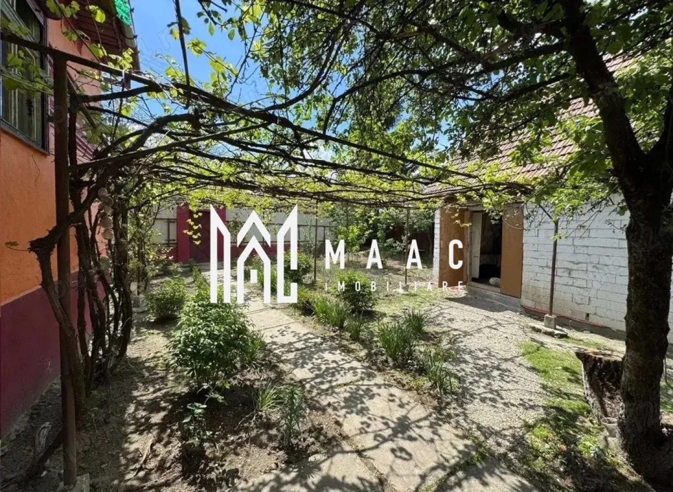 Casă de vânzare în Arpașu de Jos | 1350 mp teren | curte mare, șură și grajduri - MAAC Imobiliare vă propune spre vânzare o proprietate spațioasă situată în Arpașu de Jos, cu acces și vizibilitate directă din DN1. Datorită poziționării și dimensiunii terenului, proprietatea este potrivită atât pentru locuință permanentă, cât și pentru casă de vacanță, gospodărie, pensiune sau proiect de agroturism. Suprafață teren: 1350 mp Suprafață utilă totală: aproximativ 1178 mp Casa principală: 2 dormitoare Living generos Hol și cămară Pod mansardabil, cu posibilitate de amenajare 2 beciuri pentru depozitare A doua casă: 2 holuri Salon foarte mare Bucătărie Baie 2 dormitoare Cuptor tradițional de pâine Curtea este spațioasă și oferă suficient loc pentru grădină, relaxare sau activități gospodărești. Anexe: Șură spațioasă Două grajduri mari pentru animale Utilități: Gaz Curent electric Apă și canalizare de la rețeaua publică Proprietatea beneficiază de o locație avantajoasă, cu acces direct din DN1, oferind potențial pentru locuință, activități agricole sau dezvoltare turistică. Pentru mai multe informatii si pentru a programa o vizionare, va rugam specificati ID: CP2967715 }}