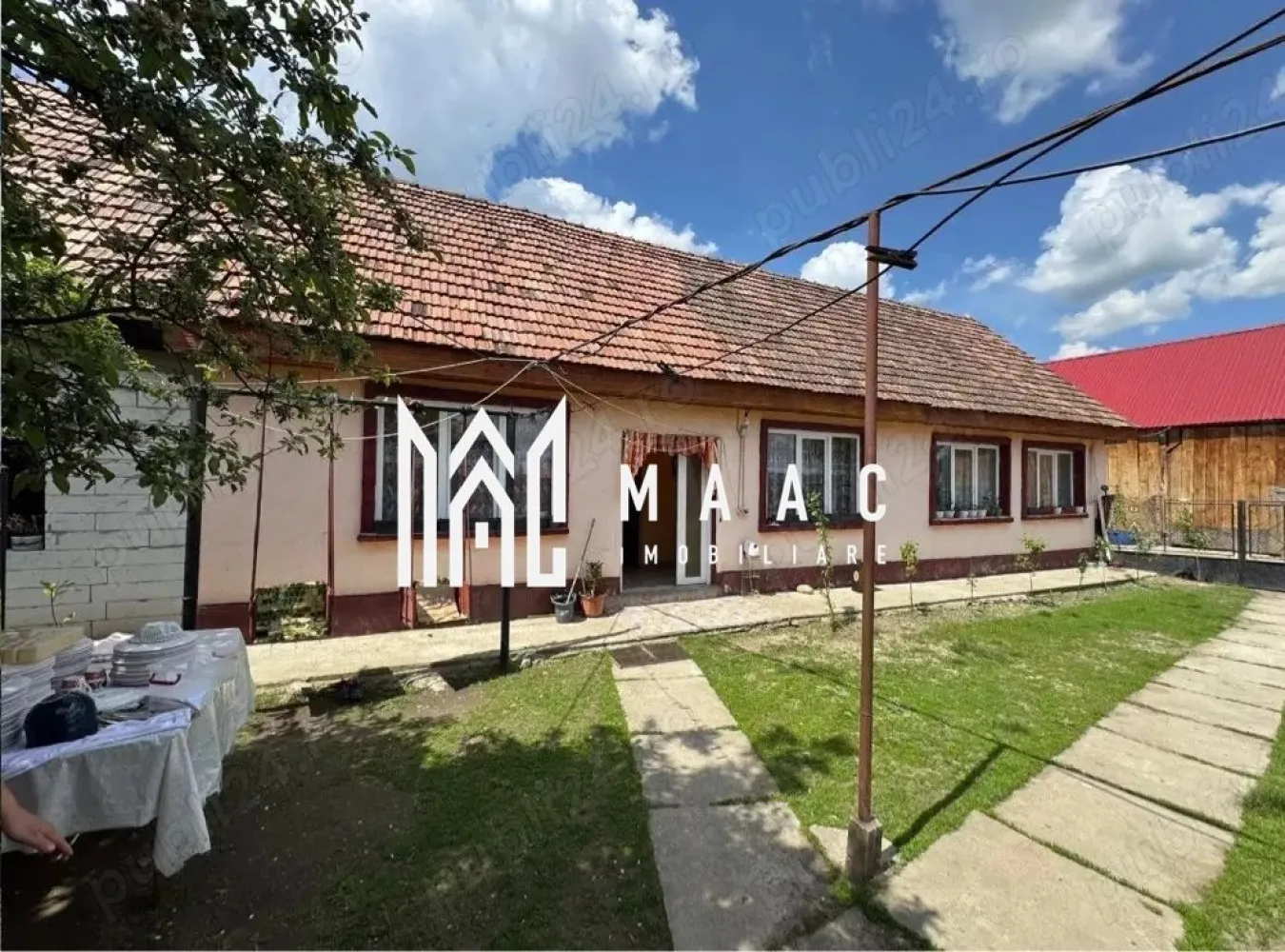 Casă de vânzare în Arpașu de Jos | 1350 mp teren | curte mare, șură și grajduri - MAAC Imobiliare vă propune spre vânzare o proprietate spațioasă situată în Arpașu de Jos, cu acces și vizibilitate directă din DN1. Datorită poziționării și dimensiunii terenului, proprietatea este potrivită atât pentru locuință permanentă, cât și pentru casă de vacanță, gospodărie, pensiune sau proiect de agroturism. Suprafață teren: 1350 mp Suprafață utilă totală: aproximativ 1178 mp Casa principală: 2 dormitoare Living generos Hol și cămară Pod mansardabil, cu posibilitate de amenajare 2 beciuri pentru depozitare A doua casă: 2 holuri Salon foarte mare Bucătărie Baie 2 dormitoare Cuptor tradițional de pâine Curtea este spațioasă și oferă suficient loc pentru grădină, relaxare sau activități gospodărești. Anexe: Șură spațioasă Două grajduri mari pentru animale Utilități: Gaz Curent electric Apă și canalizare de la rețeaua publică Proprietatea beneficiază de o locație avantajoasă, cu acces direct din DN1, oferind potențial pentru locuință, activități agricole sau dezvoltare turistică. Pentru mai multe informatii si pentru a programa o vizionare, va rugam specificati ID: CP2967715 }}