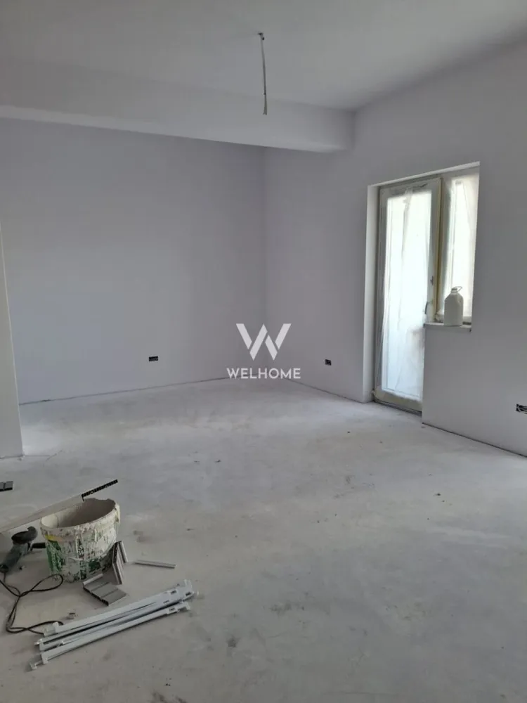 Spatii de birouri de vanzare, Doamna Stanca, Sibiu - O oportunitate excelentă pentru dezvoltarea unei afaceri o reprezintă achizitionarea unor spații moderne situate pe strada Doamna Stanca, în Șelimbăr, una dintre cele mai dinamice zone din zona metropolitană a Sibiului. Amplasamentul beneficiază de o poziționare strategică, într-un cartier aflat în plină dezvoltare, cu acces rapid către principalele artere ale orașului și către zona comercială majoră a Sibiului. Imobilul oferă o suprafață totală de aproximativ 600 mp, cu posibilitatea de compartimentare flexibilă, în funcție de necesitățile chiriașilor. Această versatilitate permite adaptarea spațiului pentru diverse tipuri de activități, precum birouri, cabinete medicale, clinici, saloane de înfrumusețare, centre de recuperare sau alte servicii profesionale. Caracteristici principale Suprafață totală: aproximativ 600 mp Compartimentare flexibilă, adaptabilă pentru mai multe cabinete sau birouri Încălzire în pardoseală, pentru confort și eficiență energetică Grupuri sanitare moderne Locuri de parcare disponibile pentru chiriași și clienți Posibilitatea amenajării spațiului în funcție de specificul activității Avantajele zonei Strada Doamna Stanca este recunoscută ca una dintre cele mai active zone imobiliare din apropierea Sibiului, caracterizată prin dezvoltări rezidențiale și comerciale moderne. Zona este preferată atât de investitori, cât și de companii, datorită proximității față de Sibiu și a infrastructurii în continuă extindere. În imediata apropiere se află Shopping City Sibiu, hypermarketuri, clinici private, centre de fitness și alte servicii, ceea ce asigură un flux constant de potențiali clienți pentru activitățile comerciale sau medicale. De asemenea, zona beneficiază de acces rapid către bulevardele principale ale orașului, precum Mihai Viteazu și Vasile Milea, care conectează cartierul cu restul municipiului Sibiu și cu principalele puncte de interes urban. O locație potrivită pentru dezvoltarea afacerii Datorită dezvoltării accelerate a cartierului și numărului mare de locuințe noi din zonă, cererea pentru servicii medicale, estetice și profesionale este în creștere. Astfel, spațiul reprezintă o oportunitate ideală pentru afaceri care își doresc vizibilitate, accesibilitate și o poziționare într-o zonă modernă și în expansiune. Pret 3000 euro/ mp Detalii si vizionare, 0740066818, Cristina }}