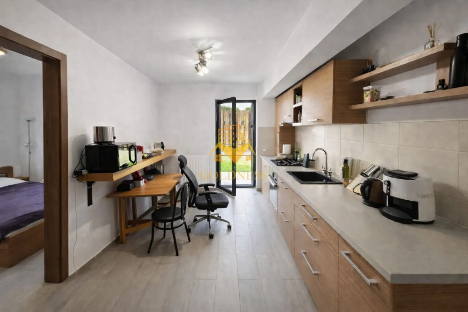 2 Camere decomandate, Parcare, Petfriendly, Curte, Zorilor, UMF, UTCN. - GOLDNESS Imobiliare vă propune spre închiriere un apartament cu 2 camere complet mobilat și utilat, la parterul unui imobil de 4 etaje, în Cartierul Zorilor. Parcare in curtea interioara inclusa! Se află în apropierea stațiilor de transport în comun, magazine, restaurante, spații verzi, farmacii, etc. Apartamentul este compartimentat astfel: - dormitor cu pat matrimonial, dressing, noptiere - cameră complet utilată și mobilată, cu loc de servit masa, ieșire în curte, destinată relaxării, dotată cu videoproiector și Fatboy. - bucatarie complet mobilata si utilata - baie cu cada, calorifer port prosop și dulap pentru depozitare. - curte 45 mp. Imobilul este dotat cu toate cele necesare- centrală proprie, frigider, aragaz, hotă, mașină de spălat haine, etc. Dacă sunteți interesați de acest apartament și doriți să îl vizionați, dar și pentru alte oferte nu ezitați să ne contactați telefonic sau prin e-mail. Vă stăm la dispoziție! Pentru intermediere se percepe un comision de 50% din prețul chiriei! }}