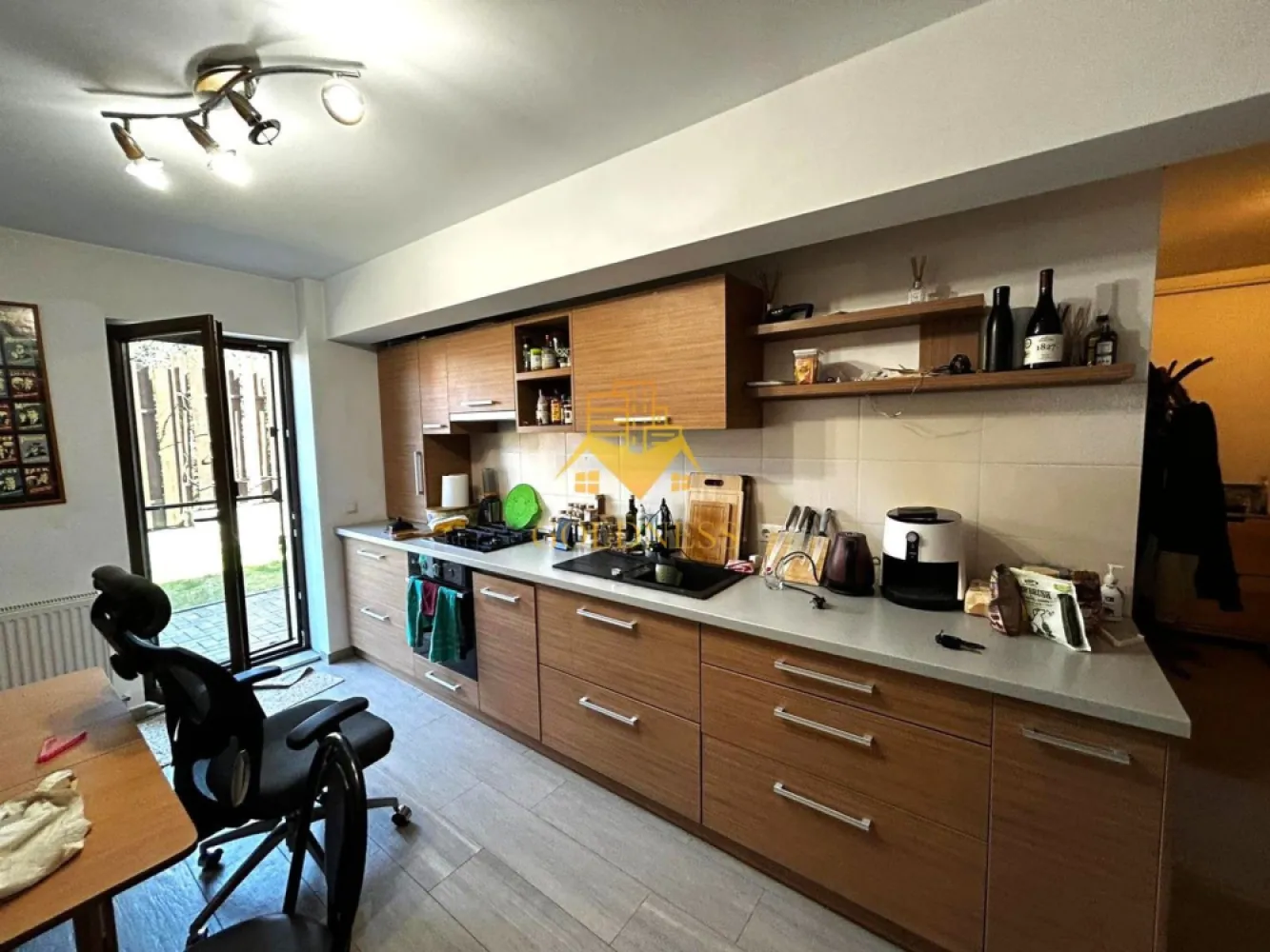 2 Camere decomandate, Parcare, Petfriendly, Curte, Zorilor, UMF, UTCN. - GOLDNESS Imobiliare vă propune spre închiriere un apartament cu 2 camere complet mobilat și utilat, la parterul unui imobil de 4 etaje, în Cartierul Zorilor. Parcare in curtea interioara inclusa! Se află în apropierea stațiilor de transport în comun, magazine, restaurante, spații verzi, farmacii, etc. Apartamentul este compartimentat astfel: - dormitor cu pat matrimonial, dressing, noptiere - cameră complet utilată și mobilată, cu loc de servit masa, ieșire în curte, destinată relaxării, dotată cu videoproiector și Fatboy. - bucatarie complet mobilata si utilata - baie cu cada, calorifer port prosop și dulap pentru depozitare. - curte 45 mp. Imobilul este dotat cu toate cele necesare- centrală proprie, frigider, aragaz, hotă, mașină de spălat haine, etc. Dacă sunteți interesați de acest apartament și doriți să îl vizionați, dar și pentru alte oferte nu ezitați să ne contactați telefonic sau prin e-mail. Vă stăm la dispoziție! Pentru intermediere se percepe un comision de 50% din prețul chiriei! }}