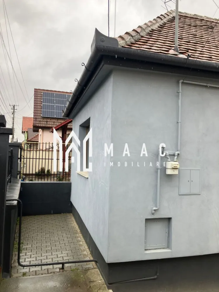 Casă Individuală I 88 MPU I Teren 434 MPU I Zona Țiglari - MAAC Imobiliare vă propune spre vânzare o casă individuală cu două intrări, situată într-o zonă liniștită, ideală pentru o familie care își dorește confort și spațiu. Locuința este bine compartimentată și dispune de 3 camere, potrivite pentru living și dormitoare luminoase. Casa beneficiază de 2 băi, una dotată cu cadă, iar cealaltă cu duș, oferind confort și funcționalitate pentru întreaga familie. Bucătăria este închisă, oferind un spațiu practic pentru gătit și organizarea activităților zilnice. Proprietatea dispune și de garaj, util atât pentru parcare, cât și pentru depozitare. Casa este amplasată pe un teren de 434 mp, care include și o grădină, oferind spațiu pentru relaxare, amenajarea unei zone verzi sau activități în aer liber. Avantaje ale proprietății: casă individuală cu două intrări 3 camere bine compartimentate 2 băi (cadă și duș) bucătărie închisă garaj teren generos de 434 mp cu grădină. Pentru mai multe detalii si programarea unei vizionari vă rugăm să specificați că ați văzut anunțul cu ID: CP2938323 . }}