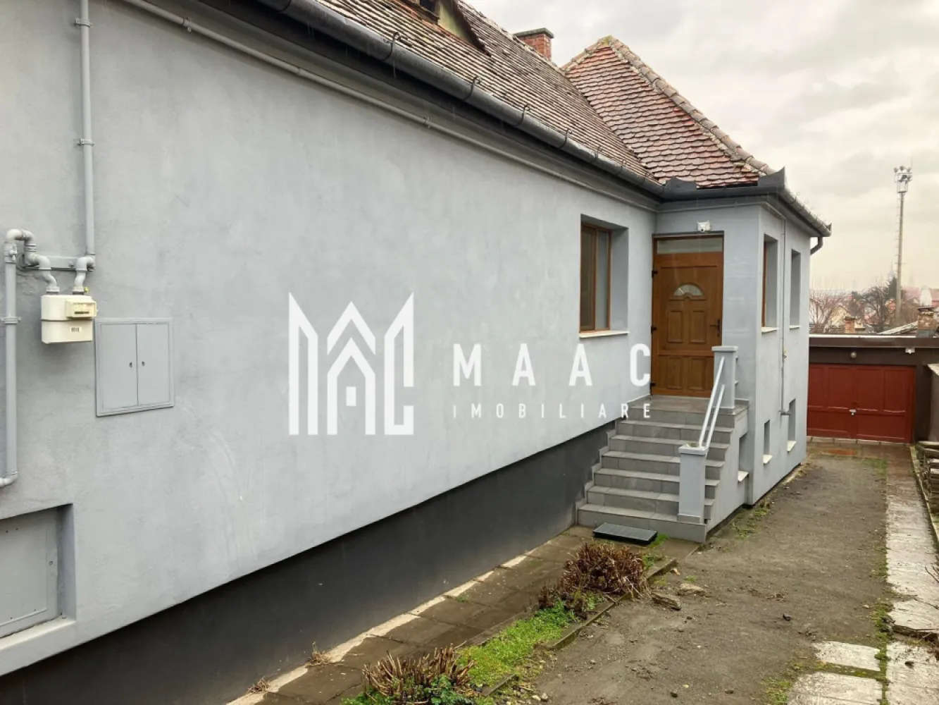 Casă Individuală I 88 MPU I Teren 434 MPU I Zona Țiglari - MAAC Imobiliare vă propune spre vânzare o casă individuală cu două intrări, situată într-o zonă liniștită, ideală pentru o familie care își dorește confort și spațiu. Locuința este bine compartimentată și dispune de 3 camere, potrivite pentru living și dormitoare luminoase. Casa beneficiază de 2 băi, una dotată cu cadă, iar cealaltă cu duș, oferind confort și funcționalitate pentru întreaga familie. Bucătăria este închisă, oferind un spațiu practic pentru gătit și organizarea activităților zilnice. Proprietatea dispune și de garaj, util atât pentru parcare, cât și pentru depozitare. Casa este amplasată pe un teren de 434 mp, care include și o grădină, oferind spațiu pentru relaxare, amenajarea unei zone verzi sau activități în aer liber. Avantaje ale proprietății: casă individuală cu două intrări 3 camere bine compartimentate 2 băi (cadă și duș) bucătărie închisă garaj teren generos de 434 mp cu grădină. Pentru mai multe detalii si programarea unei vizionari vă rugăm să specificați că ați văzut anunțul cu ID: CP2938323 . }}