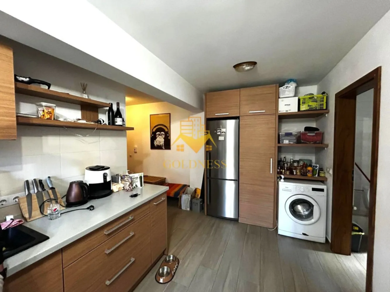 2 Camere decomandate, Parcare, Petfriendly, Curte, Zorilor, UMF, UTCN. - GOLDNESS Imobiliare vă propune spre închiriere un apartament cu 2 camere complet mobilat și utilat, la parterul unui imobil de 4 etaje, în Cartierul Zorilor. Parcare in curtea interioara inclusa! Se află în apropierea stațiilor de transport în comun, magazine, restaurante, spații verzi, farmacii, etc. Apartamentul este compartimentat astfel: - dormitor cu pat matrimonial, dressing, noptiere - cameră complet utilată și mobilată, cu loc de servit masa, ieșire în curte, destinată relaxării, dotată cu videoproiector și Fatboy. - bucatarie complet mobilata si utilata - baie cu cada, calorifer port prosop și dulap pentru depozitare. - curte 45 mp. Imobilul este dotat cu toate cele necesare- centrală proprie, frigider, aragaz, hotă, mașină de spălat haine, etc. Dacă sunteți interesați de acest apartament și doriți să îl vizionați, dar și pentru alte oferte nu ezitați să ne contactați telefonic sau prin e-mail. Vă stăm la dispoziție! Pentru intermediere se percepe un comision de 50% din prețul chiriei! }}