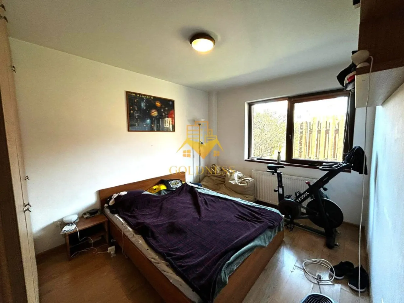2 Camere decomandate, Parcare, Petfriendly, Curte, Zorilor, UMF, UTCN. - GOLDNESS Imobiliare vă propune spre închiriere un apartament cu 2 camere complet mobilat și utilat, la parterul unui imobil de 4 etaje, în Cartierul Zorilor. Parcare in curtea interioara inclusa! Se află în apropierea stațiilor de transport în comun, magazine, restaurante, spații verzi, farmacii, etc. Apartamentul este compartimentat astfel: - dormitor cu pat matrimonial, dressing, noptiere - cameră complet utilată și mobilată, cu loc de servit masa, ieșire în curte, destinată relaxării, dotată cu videoproiector și Fatboy. - bucatarie complet mobilata si utilata - baie cu cada, calorifer port prosop și dulap pentru depozitare. - curte 45 mp. Imobilul este dotat cu toate cele necesare- centrală proprie, frigider, aragaz, hotă, mașină de spălat haine, etc. Dacă sunteți interesați de acest apartament și doriți să îl vizionați, dar și pentru alte oferte nu ezitați să ne contactați telefonic sau prin e-mail. Vă stăm la dispoziție! Pentru intermediere se percepe un comision de 50% din prețul chiriei! }}