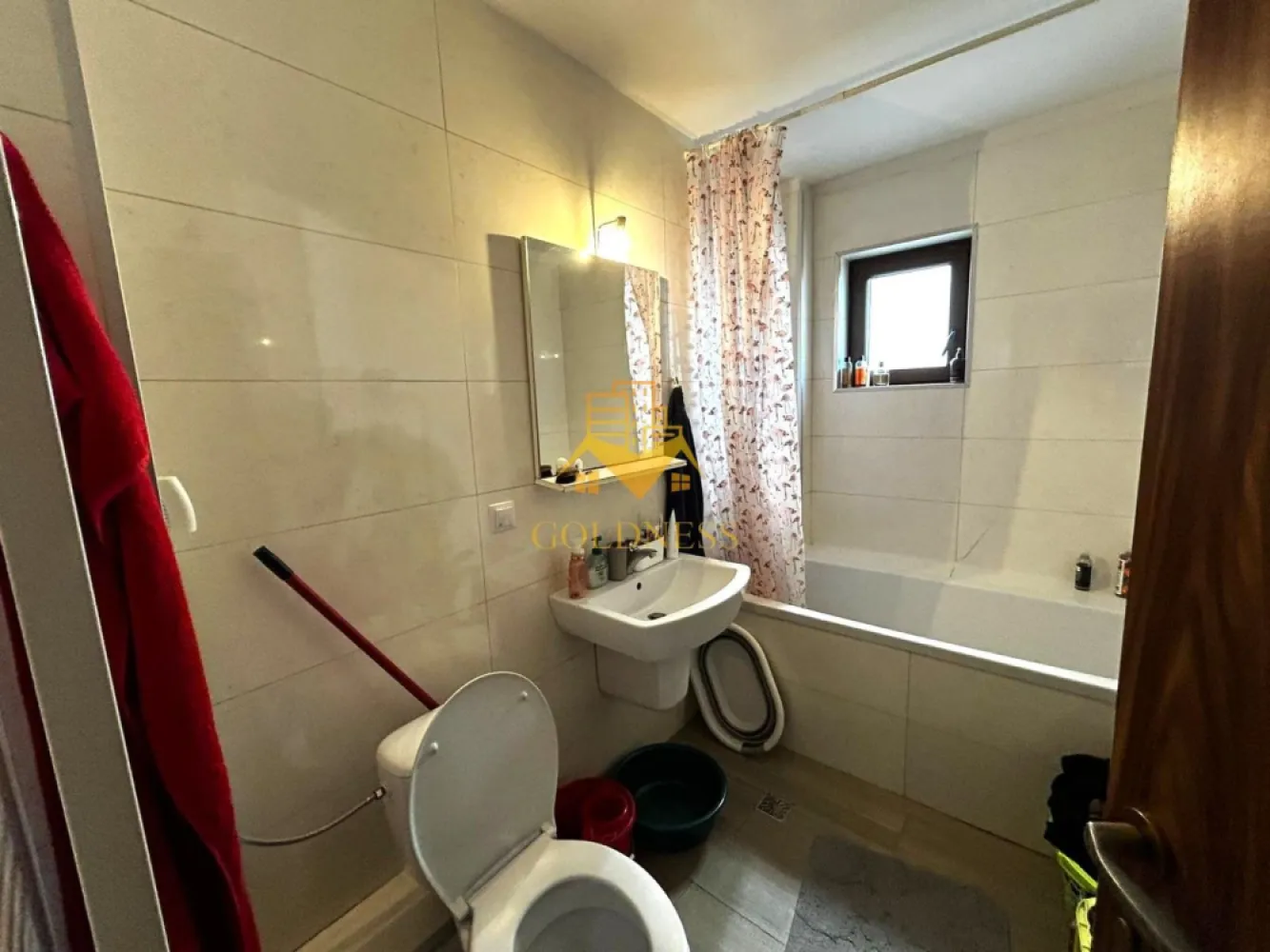 2 Camere decomandate, Parcare, Petfriendly, Curte, Zorilor, UMF, UTCN. - GOLDNESS Imobiliare vă propune spre închiriere un apartament cu 2 camere complet mobilat și utilat, la parterul unui imobil de 4 etaje, în Cartierul Zorilor. Parcare in curtea interioara inclusa! Se află în apropierea stațiilor de transport în comun, magazine, restaurante, spații verzi, farmacii, etc. Apartamentul este compartimentat astfel: - dormitor cu pat matrimonial, dressing, noptiere - cameră complet utilată și mobilată, cu loc de servit masa, ieșire în curte, destinată relaxării, dotată cu videoproiector și Fatboy. - bucatarie complet mobilata si utilata - baie cu cada, calorifer port prosop și dulap pentru depozitare. - curte 45 mp. Imobilul este dotat cu toate cele necesare- centrală proprie, frigider, aragaz, hotă, mașină de spălat haine, etc. Dacă sunteți interesați de acest apartament și doriți să îl vizionați, dar și pentru alte oferte nu ezitați să ne contactați telefonic sau prin e-mail. Vă stăm la dispoziție! Pentru intermediere se percepe un comision de 50% din prețul chiriei! }}