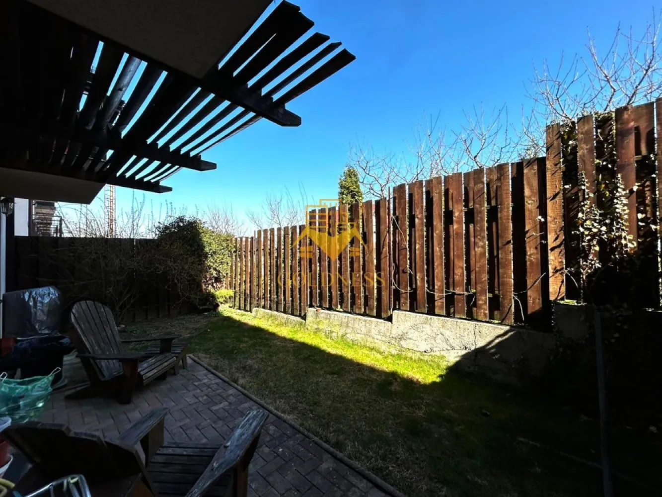 2 Camere decomandate, Parcare, Petfriendly, Curte, Zorilor, UMF, UTCN. - GOLDNESS Imobiliare vă propune spre închiriere un apartament cu 2 camere complet mobilat și utilat, la parterul unui imobil de 4 etaje, în Cartierul Zorilor. Parcare in curtea interioara inclusa! Se află în apropierea stațiilor de transport în comun, magazine, restaurante, spații verzi, farmacii, etc. Apartamentul este compartimentat astfel: - dormitor cu pat matrimonial, dressing, noptiere - cameră complet utilată și mobilată, cu loc de servit masa, ieșire în curte, destinată relaxării, dotată cu videoproiector și Fatboy. - bucatarie complet mobilata si utilata - baie cu cada, calorifer port prosop și dulap pentru depozitare. - curte 45 mp. Imobilul este dotat cu toate cele necesare- centrală proprie, frigider, aragaz, hotă, mașină de spălat haine, etc. Dacă sunteți interesați de acest apartament și doriți să îl vizionați, dar și pentru alte oferte nu ezitați să ne contactați telefonic sau prin e-mail. Vă stăm la dispoziție! Pentru intermediere se percepe un comision de 50% din prețul chiriei! }}