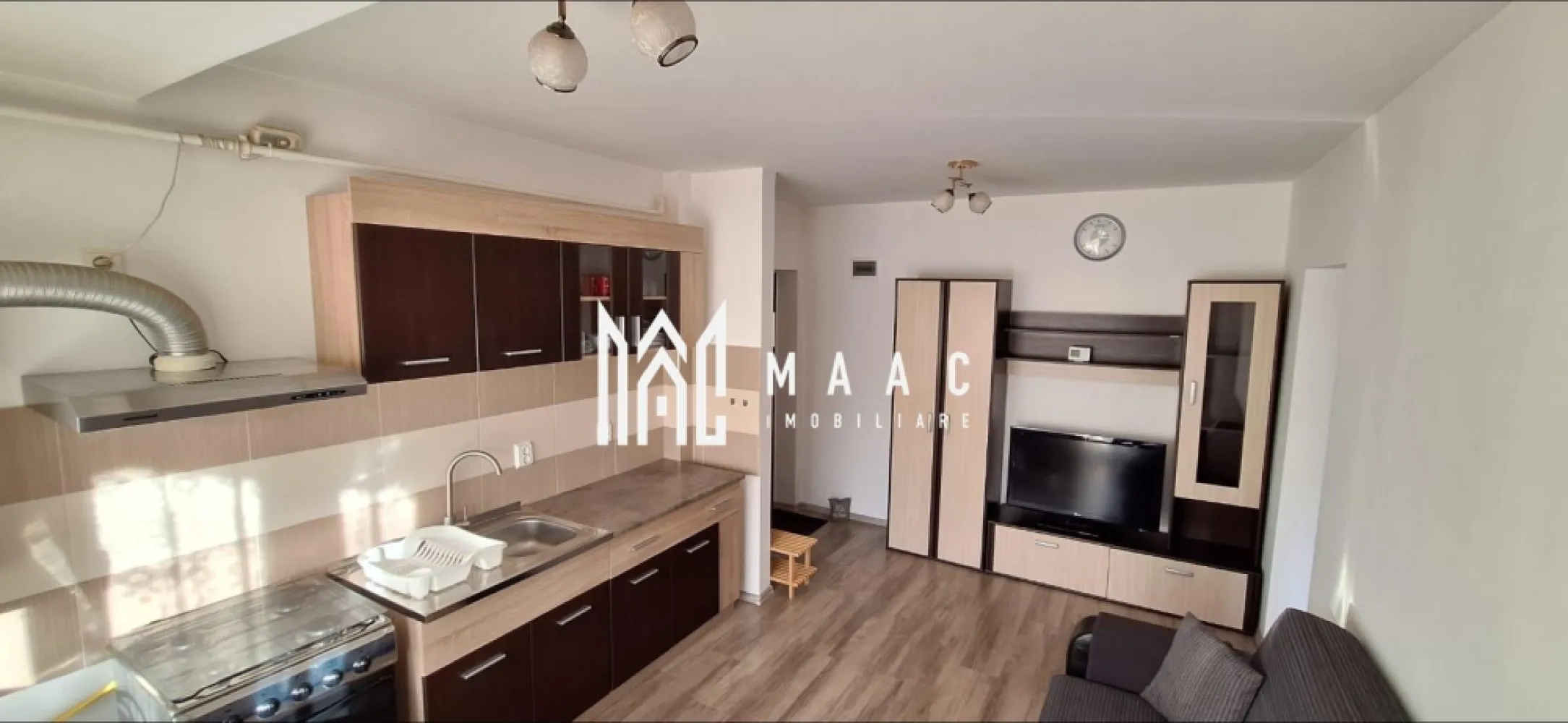 Apartament 2 camere | 45MPU | Balcon | Magnolia - MAAC Imobiliare vă prezintă spre închiriere un apartament cu 2 camere, situat într-o zonă liniștită și accesibilă, ideal pentru o persoană, un cuplu sau o familie mică. Locuința se află în zona Calea Șurii Mici, în cadrul ansamblului rezidențial Magnolia Residence, la etajul 3 din 3, și beneficiază de loc de parcare inclus. Apartamentul este complet mobilat și utilat, amenajat cu mobilier modern și funcțional, oferind tot confortul necesar pentru un stil de viață plăcut. Printre dotările locuinței se numără: centrală termică proprie cu termostat WiFi, combină frigorifică, aragaz, TV LCD, mașină de spălat cu uscător incorporat, aspirator, masă de călcat, precum și alte facilități necesare pentru confortul zilnic. Proprietatea este potrivită pentru persoane care își doresc liniște, confort și acces facil către principalele puncte de interes ale orașului. Condiții de închiriere: Perioada minimă de închiriere este de 1 an, animalele de companie nu sunt acceptate. Pentru mai multe detalii sau pentru a programa o vizionare precizați telefonic că ați văzut anunțul cu ID: CP2969629 }}